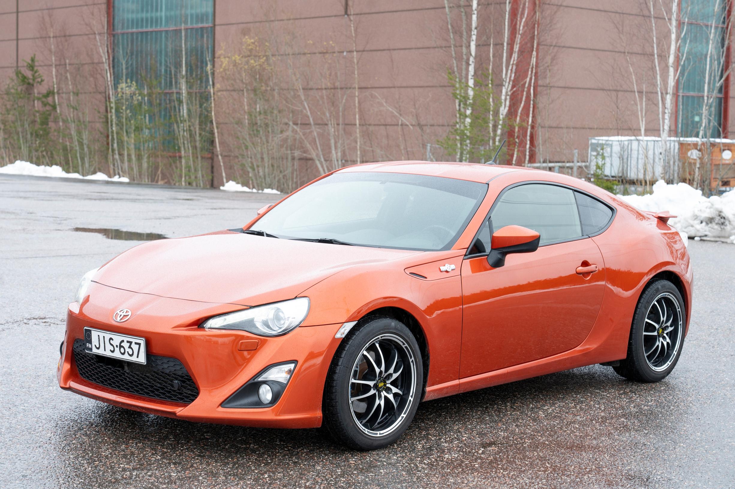 Toyota GT86 vm. 2012 – Subarun kireä bokseri Toyotan keulalla – mitä ihmettä? 
