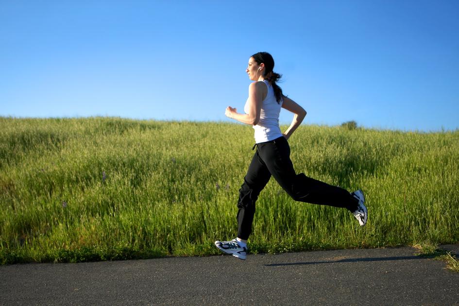 Девушка на пробежке. Она сама прибежит. Бспринт финиш короткие дистанции бег. Девушка бежит. Девушка волосы назад.