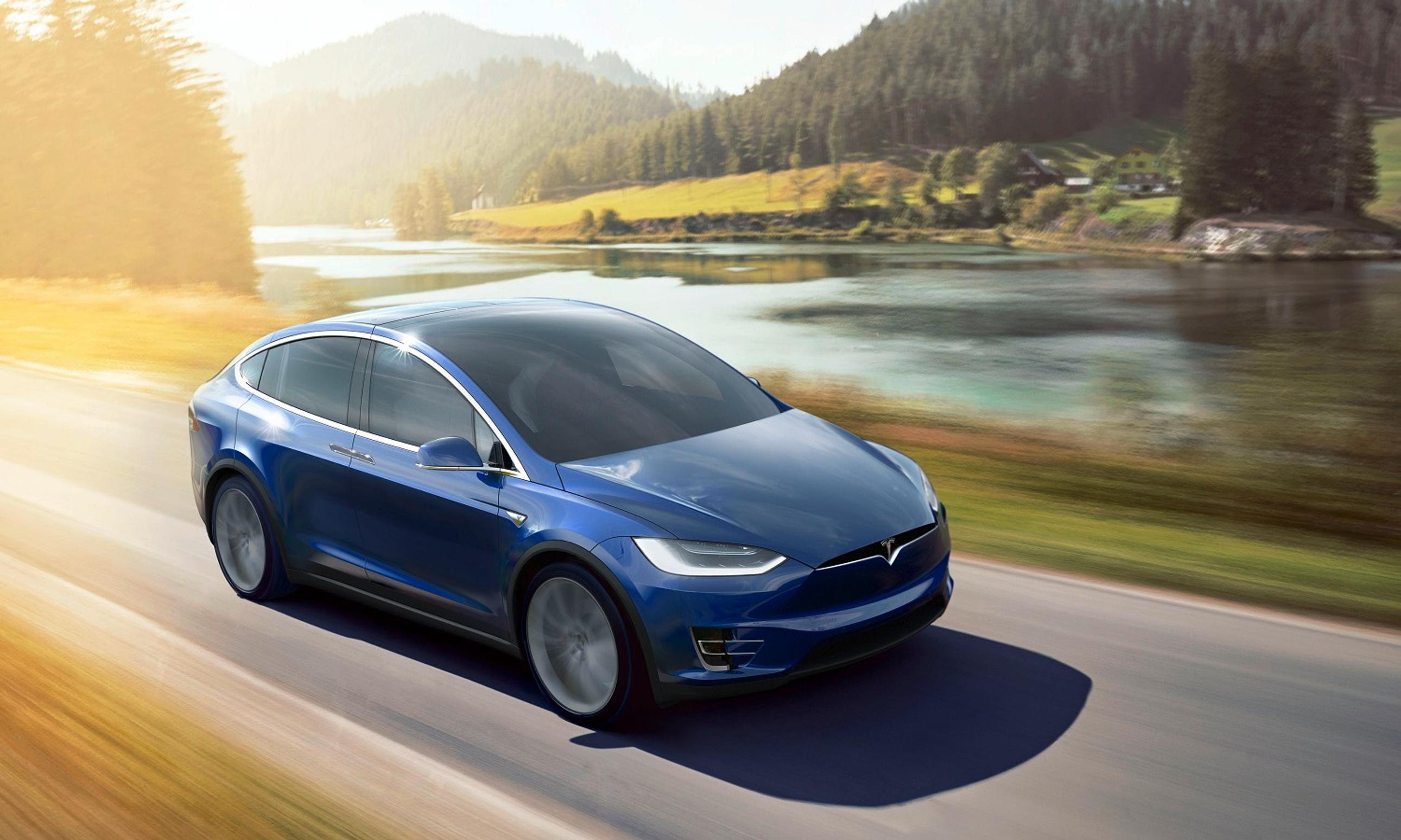 Teslan katumaasturi Model X julkistettu – haukkaovia ja ilmanpuhdistusta