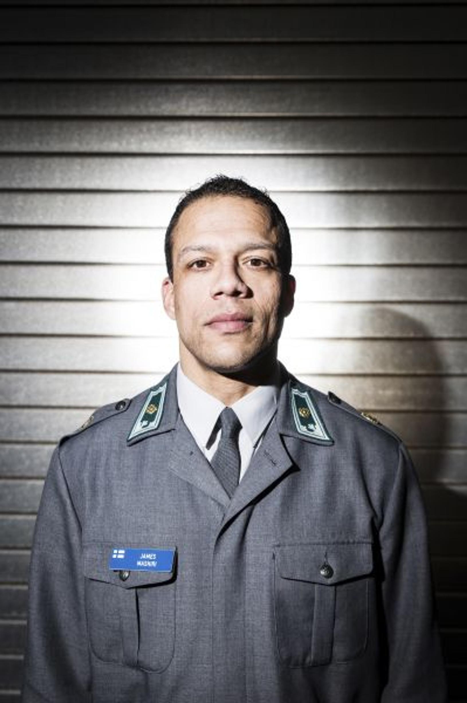 "En ole töissä, olen palveluksessa. Ne ovat täysin eri asia", majuri James Mashiri.