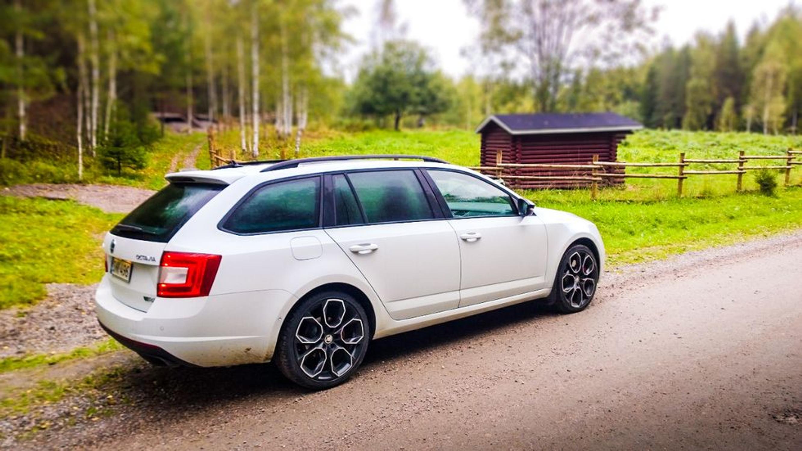 Perheenisä testaa: Skoda Octavia Combi RS kiihdyttää tunteita