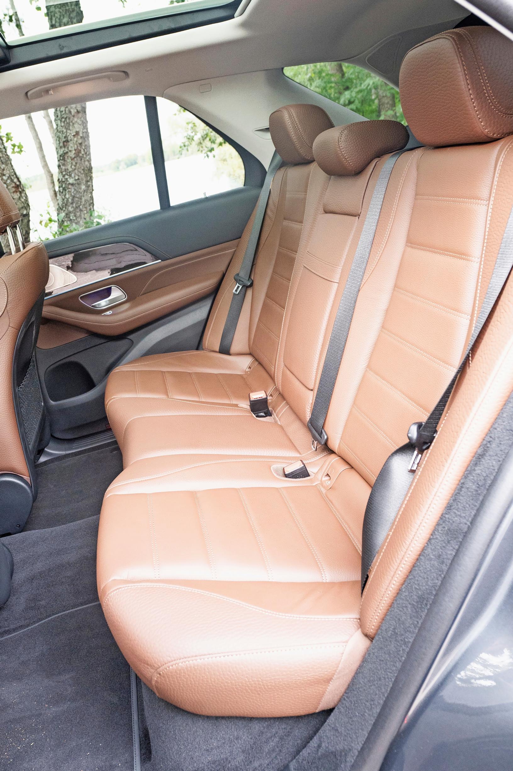 Mercedes-Benz GLE 350 de 4Maticin takapenkki on riittävän tilava.