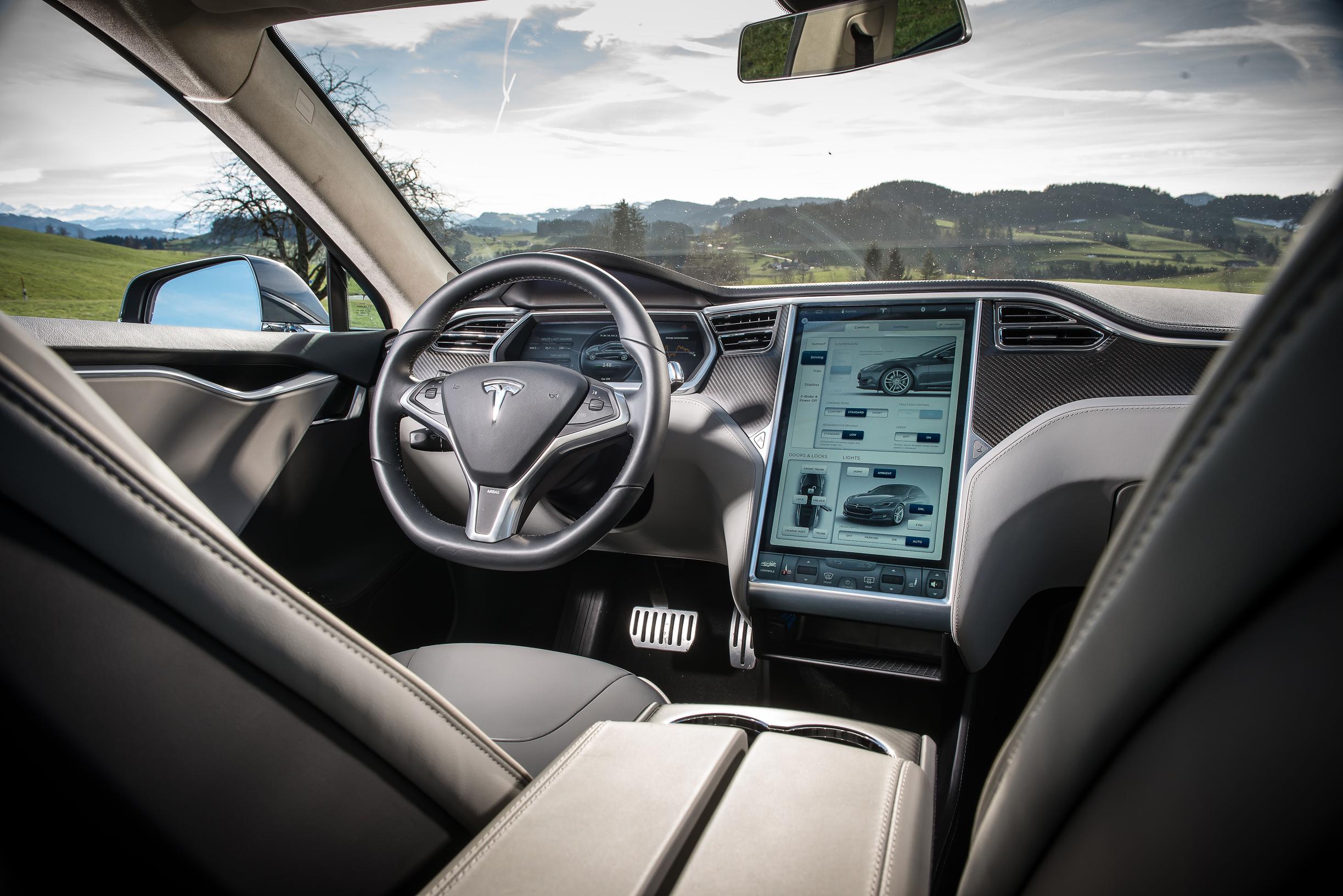 Autonvalmistajat painivat etäpäivitysten kanssa – toistaiseksi ainoastaan Teslassa
