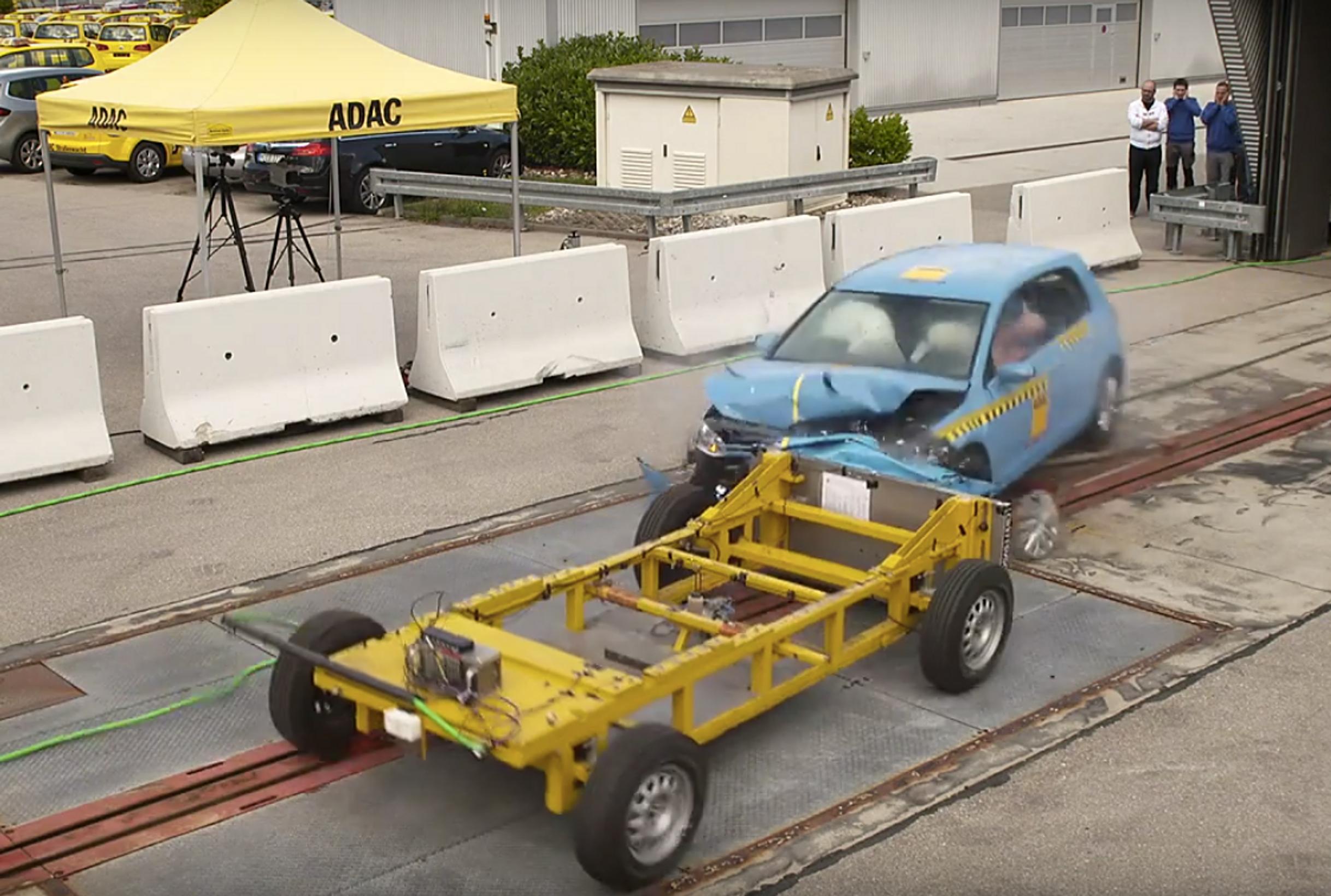 VW Golf floppasi ADAC:n uudenlaisessa törmäystestissä – Honda Civic paras