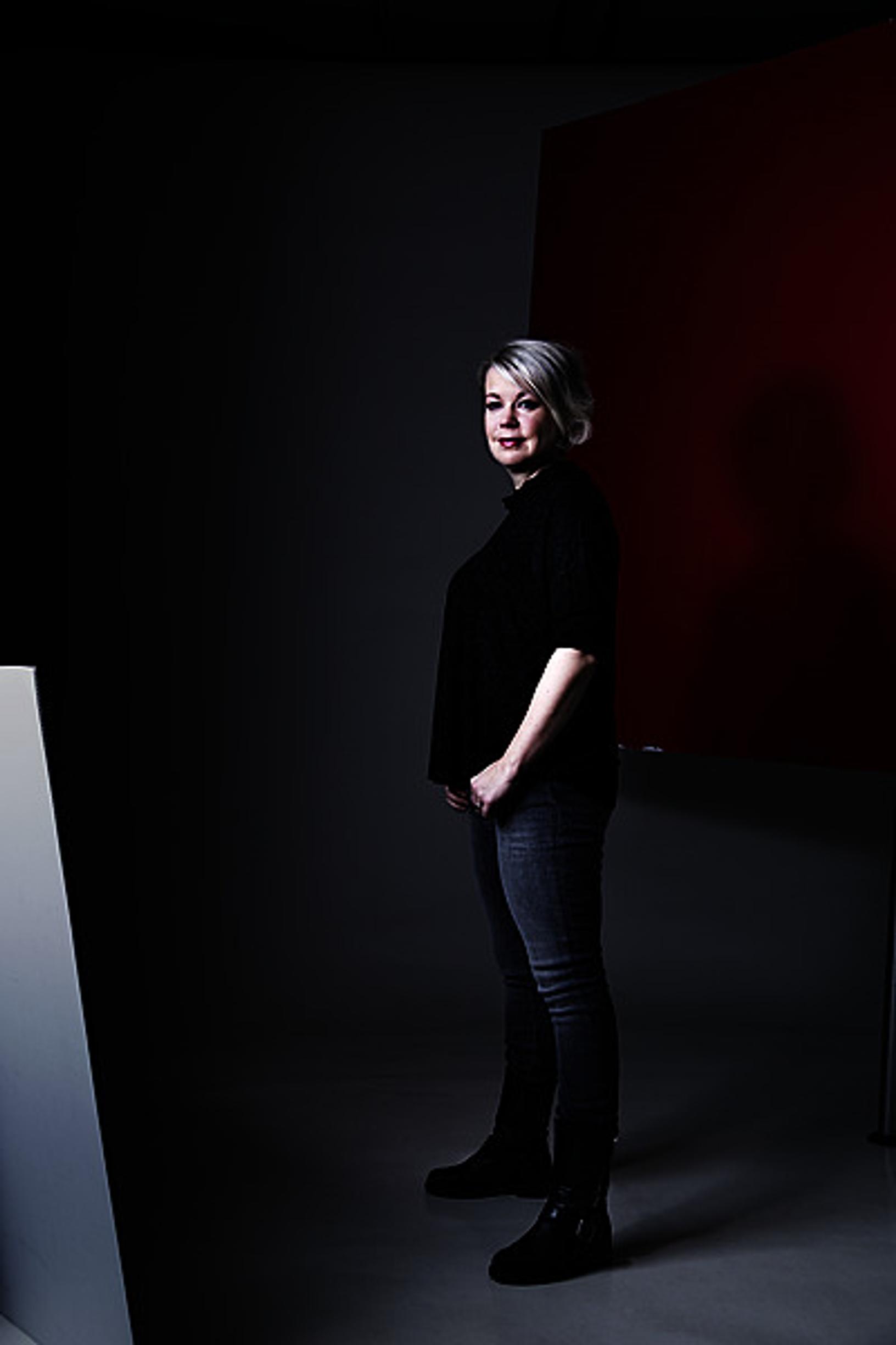Muuttuuko vihapuhe pian vihateoiksi? Elina Hirvosen uusi dokumentti tutkii, mitä kärjistynyt aika tekee ihmisille.