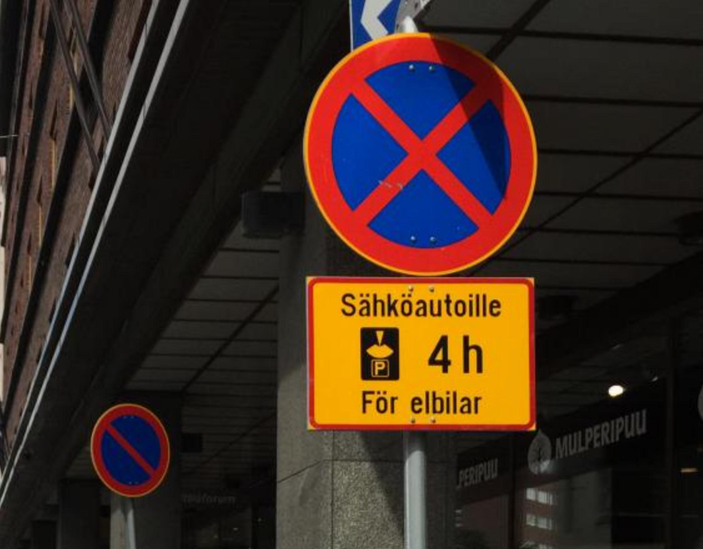 Sähköautopaikat parkkihallin ovella turhaa viherpesua – ennemmin peränurkkaan