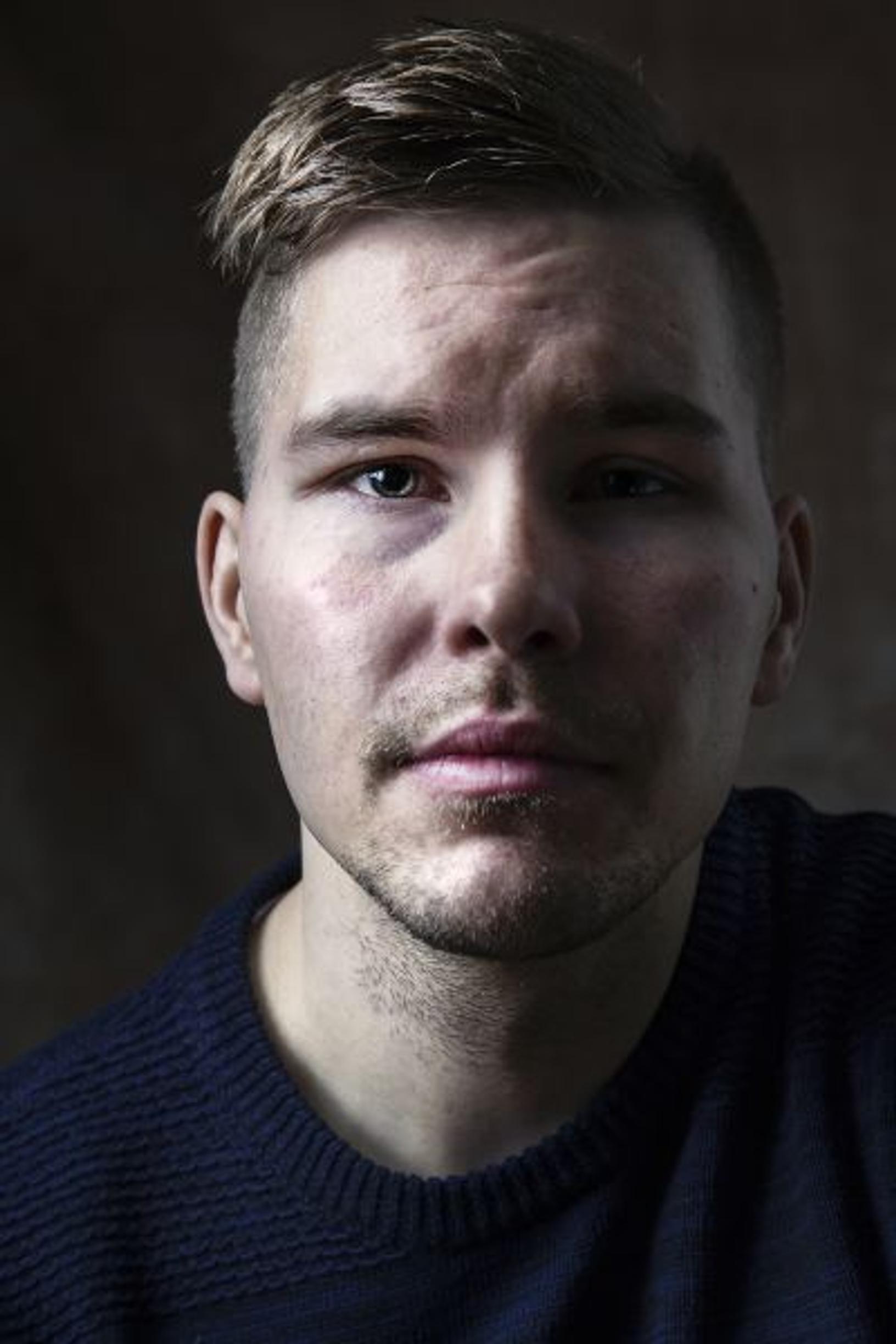 Armoton maa on Lappiin sijoittuva moderni lännenelokuva, jossa miesten puhumattomuus käynnistää katastrofin.
