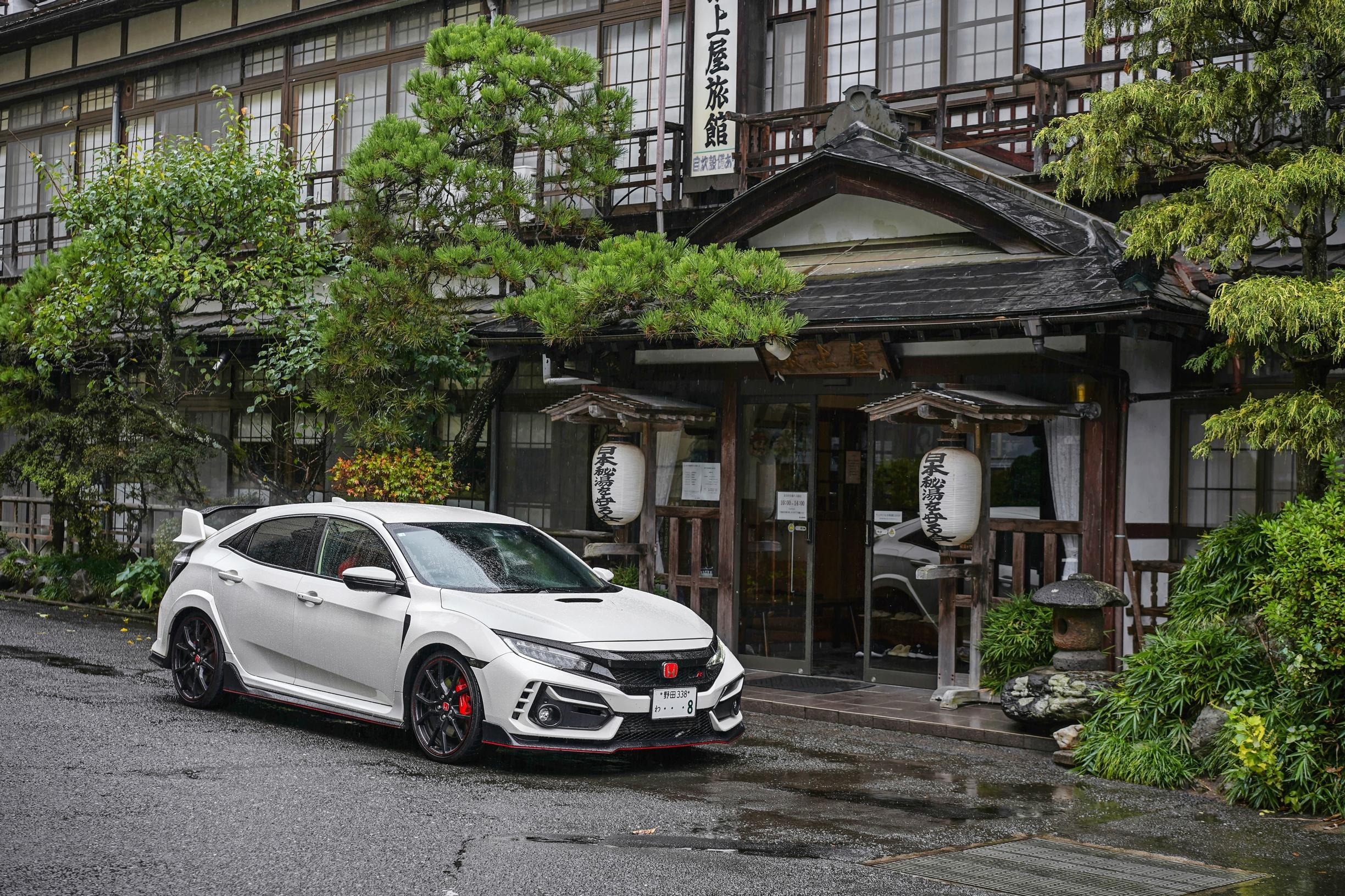 Honda Civic. Type-R on todellinen pahisten pahis. Aito räyhä-Honda jos mikä. Kyllä lähtee!