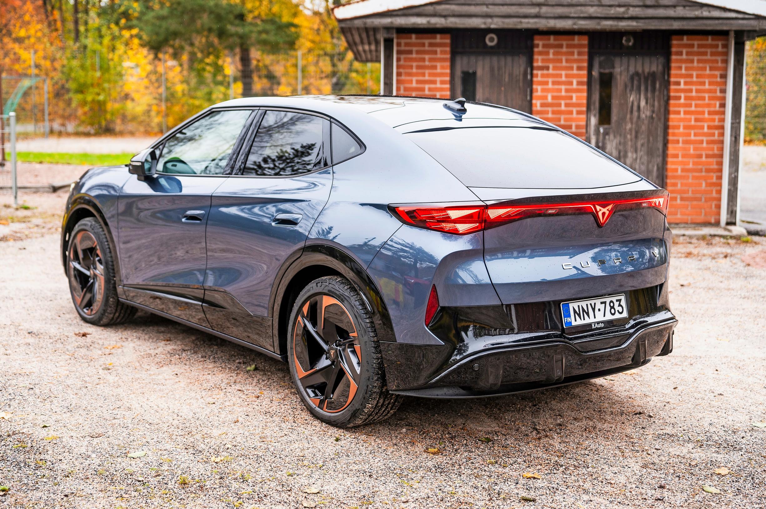 Cupra Tavascan VZ on auto juuri sille porukalle, joka haluavat erottua joukosta, maksoi mitä maksoi.