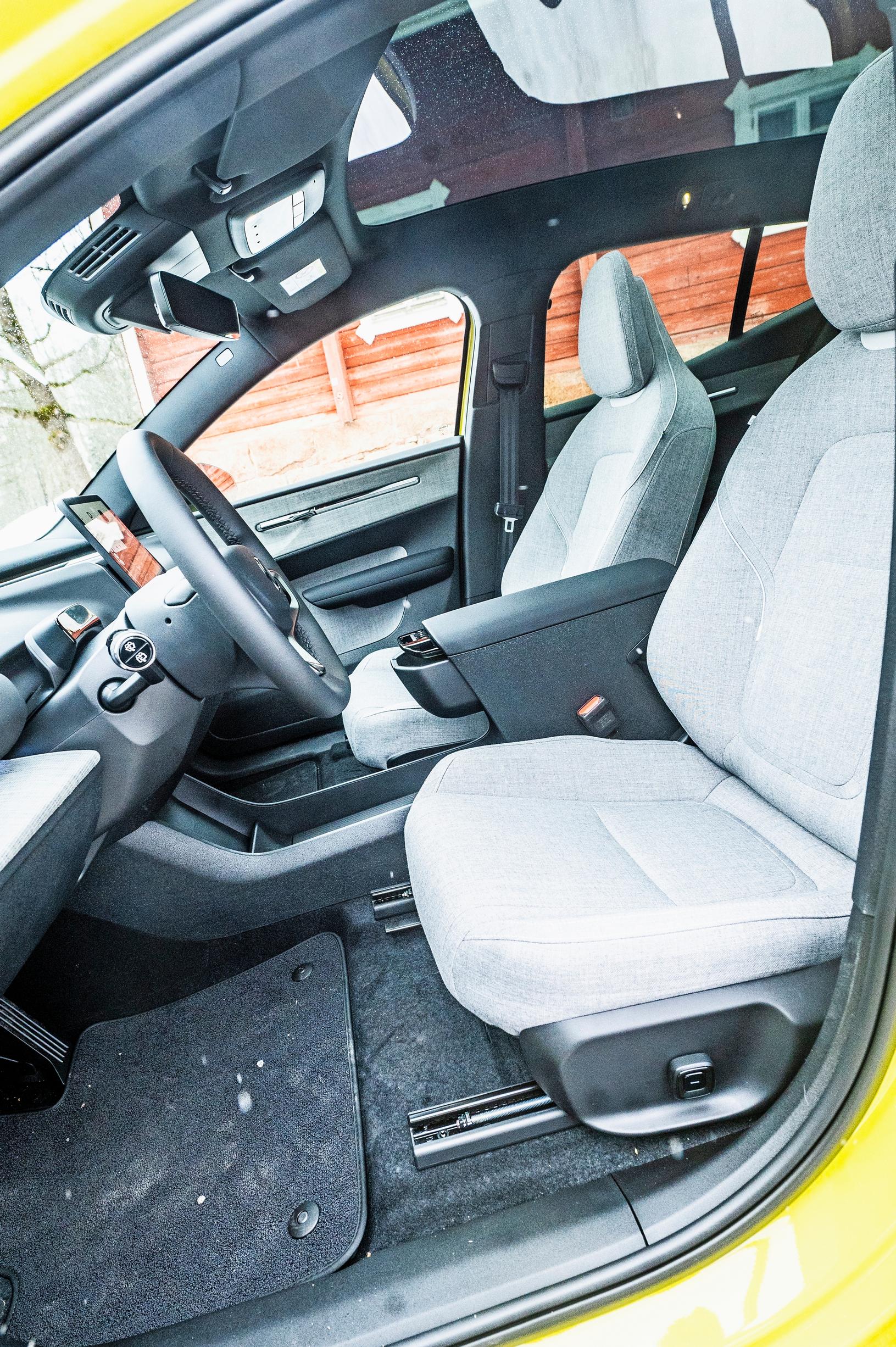Volvo EX30:n kuljettajalla ja etumatkustajalla on väljät oltavat.