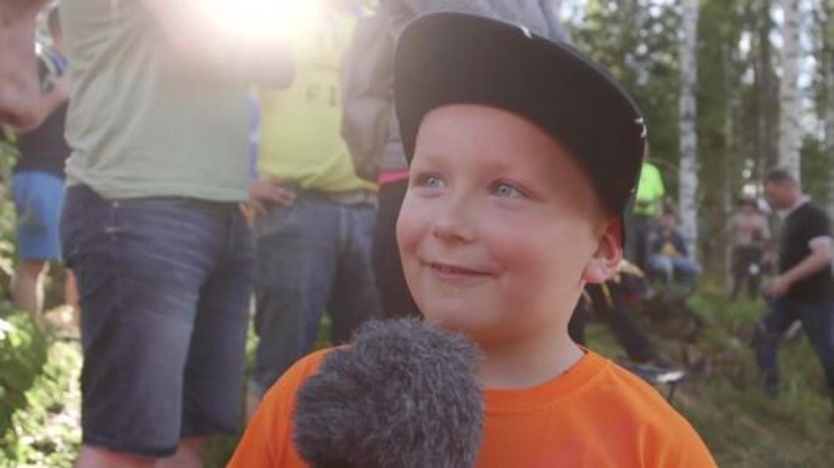 Tässä on Suomen iloisin rallifani - "Saisivat ajaa vielä kovempaa"