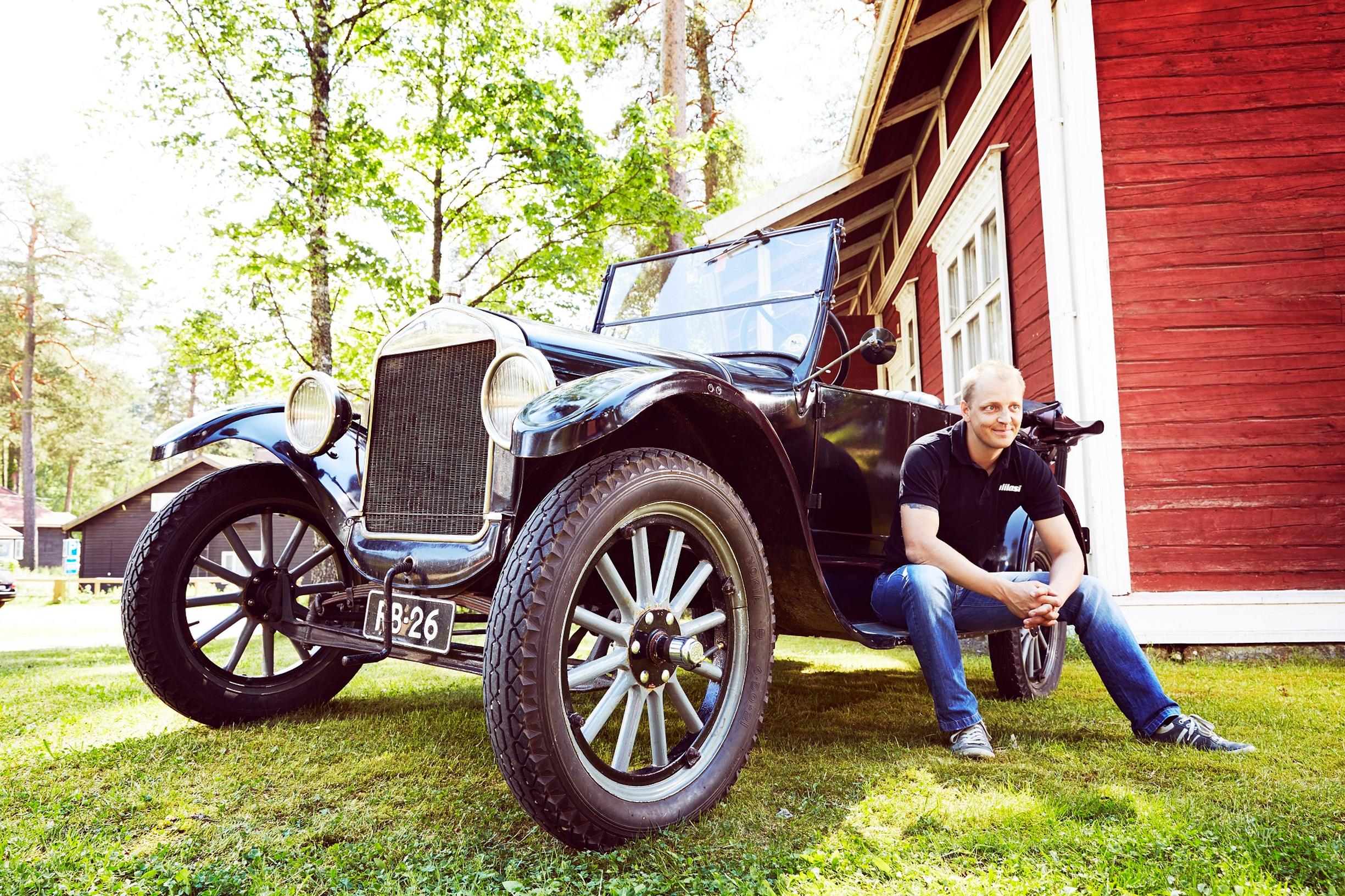 Rallisankari ajoi 90 vuotta vanhaa autoa - "Veikeä herrasmiehen peli"