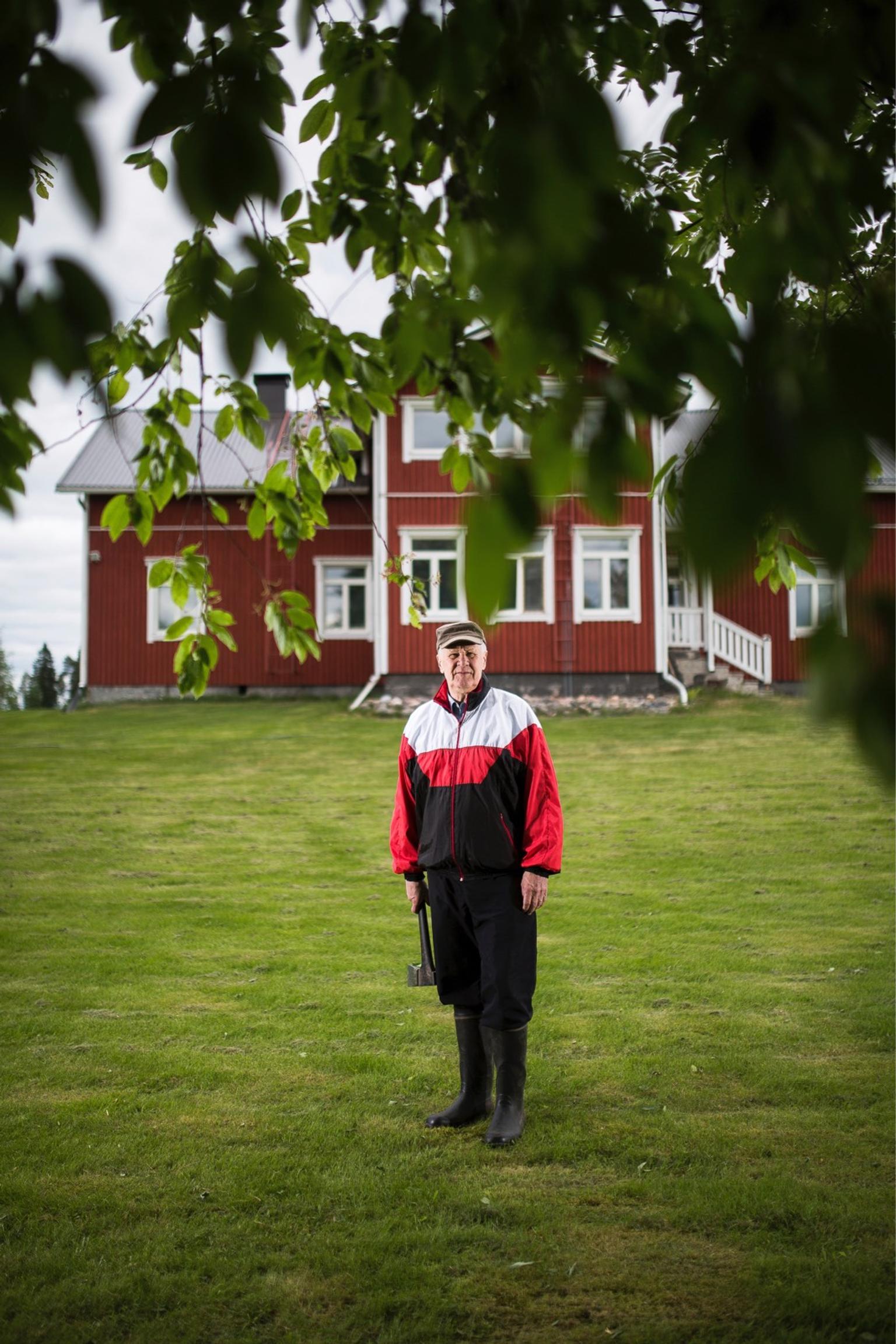 Seppo Kääriäinen kotitilallaan Iisalmen Kirmankylässä Apu