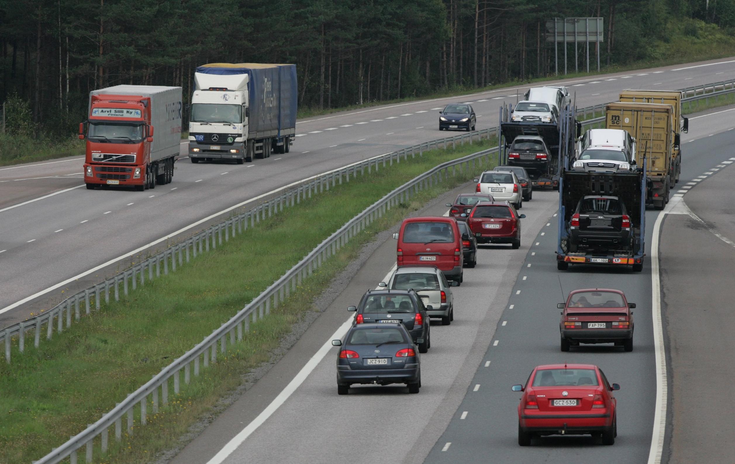 Rekkakuskin tarkkaavaisuus pelasti autoilijan varmalta kuolemalta: ”Kun auto alkoi kaartaa kaistalleni, laitoin välittömästi liinat kiinni
