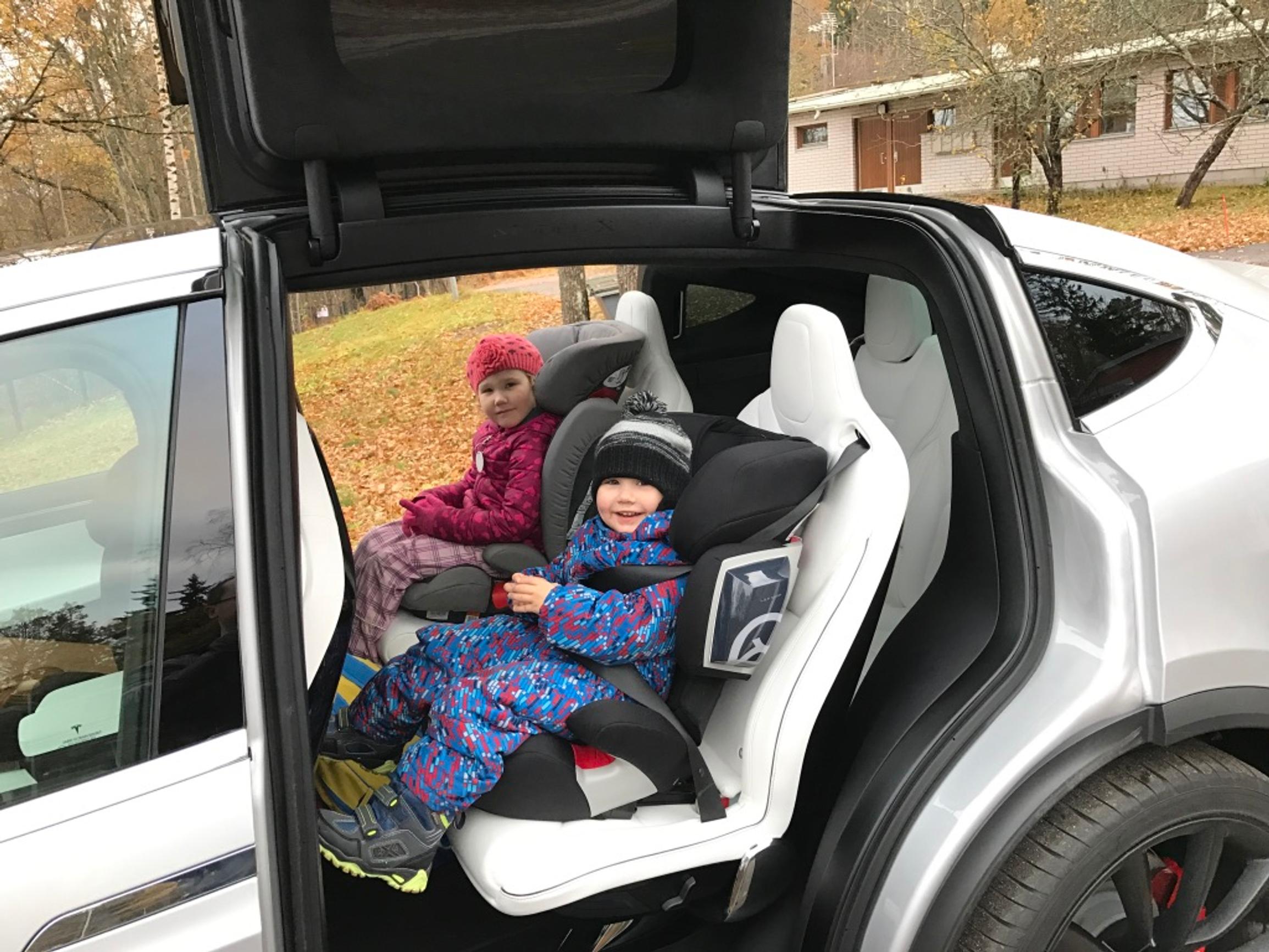 Ensihipaisu Tesla Model X:ään – ison auton tuntua ja hilavitkutinovia
