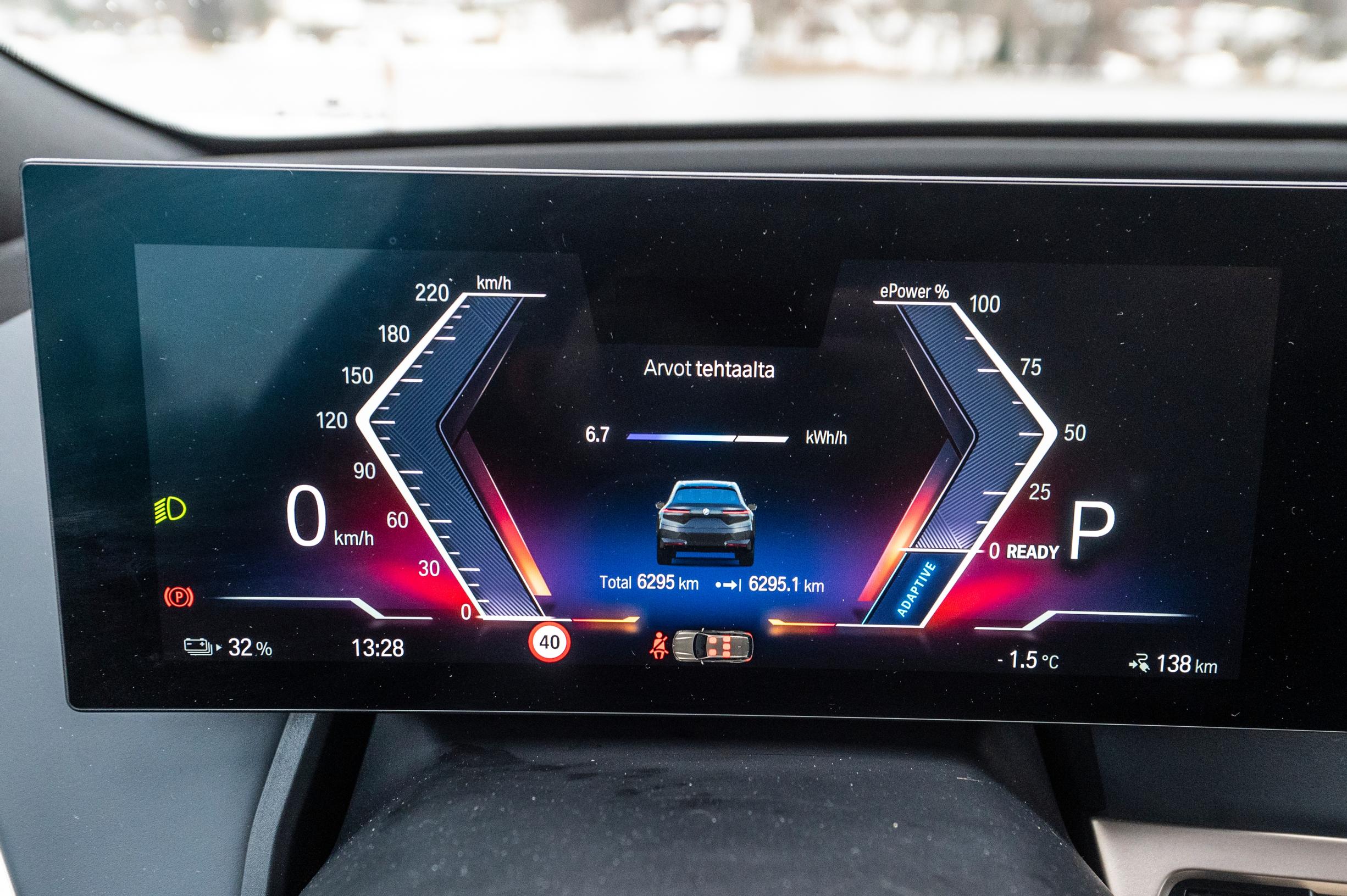 BMW iX xDrive50 näyttöä on vaikea käyttää ajon aikana etäisyytensä takia