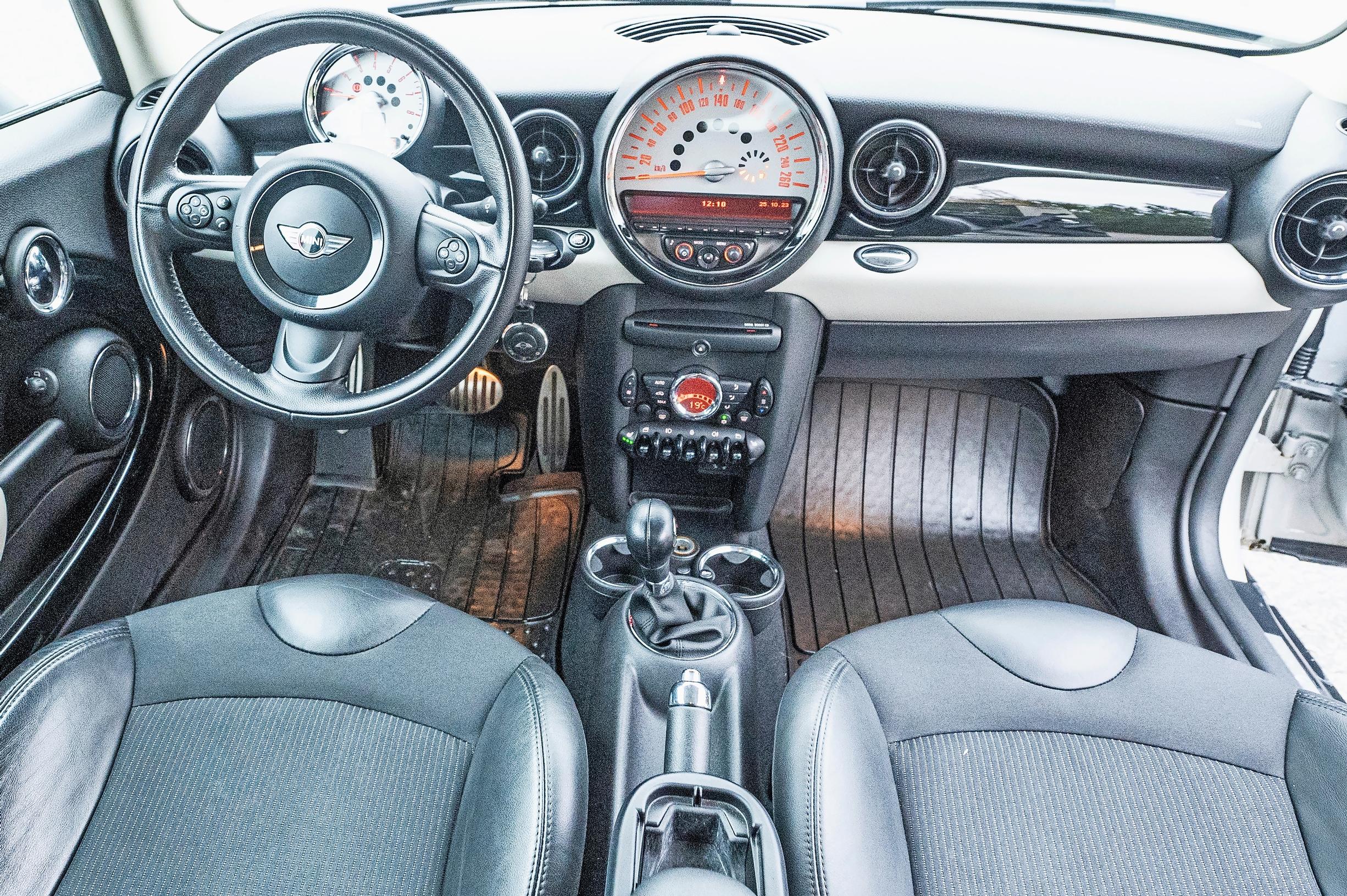 Käytetty Mini Cooper Clubman vm. 2013: Ohjaamossa on sovellettu retromuotoilua