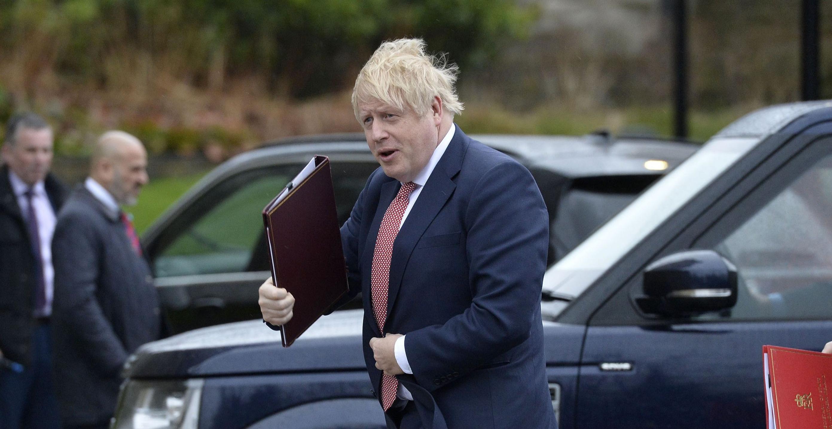 Boris Johnson – EU:n yhden koon kondomit ja muut vaihtoehtoiset totuudet – Helena Petäistön henkilökuva Britannian pääministeristä 