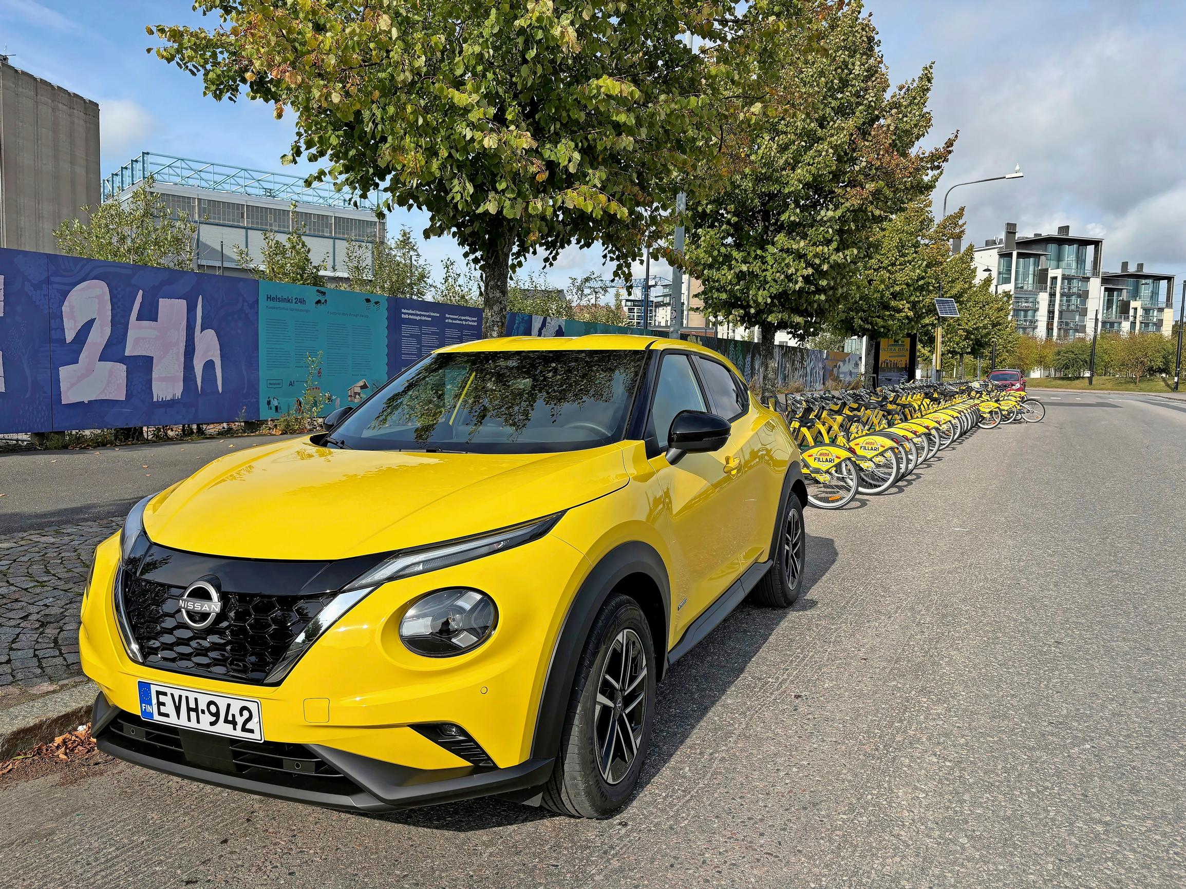 Nissan Juke Hybridissä on 1,6-litrainen bensakone ja vielä sähköäkin kyytipoikana, joten hieman enemmän voisi toivoa. Nissanin monitilavaihteisto on monimutkainen, eikä sen mahdollisia hyötyjä oikein saada ulosmitattua.