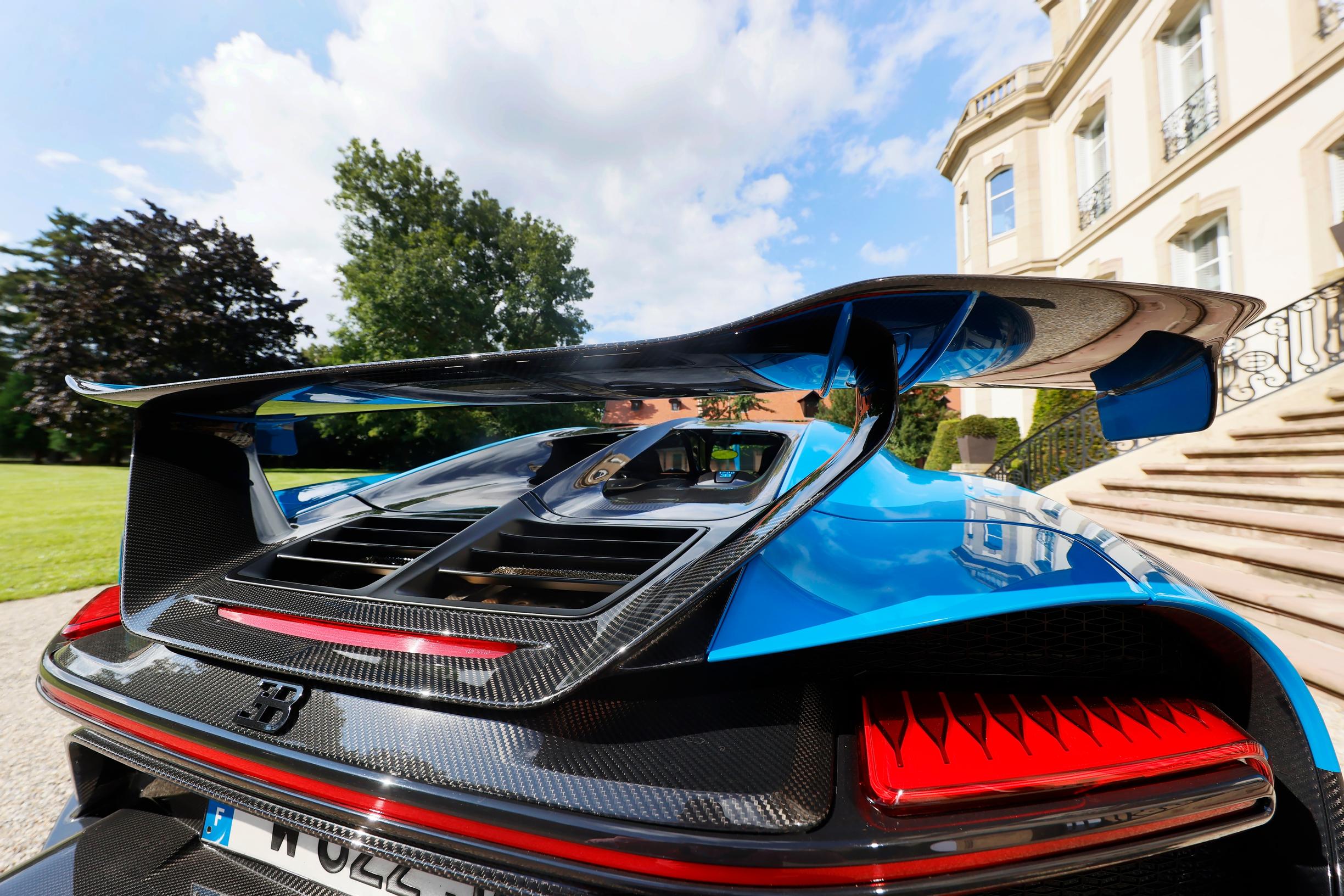 Bugatti Chiron Pur Sportin takasiipi on 1,9 metriä leveä.