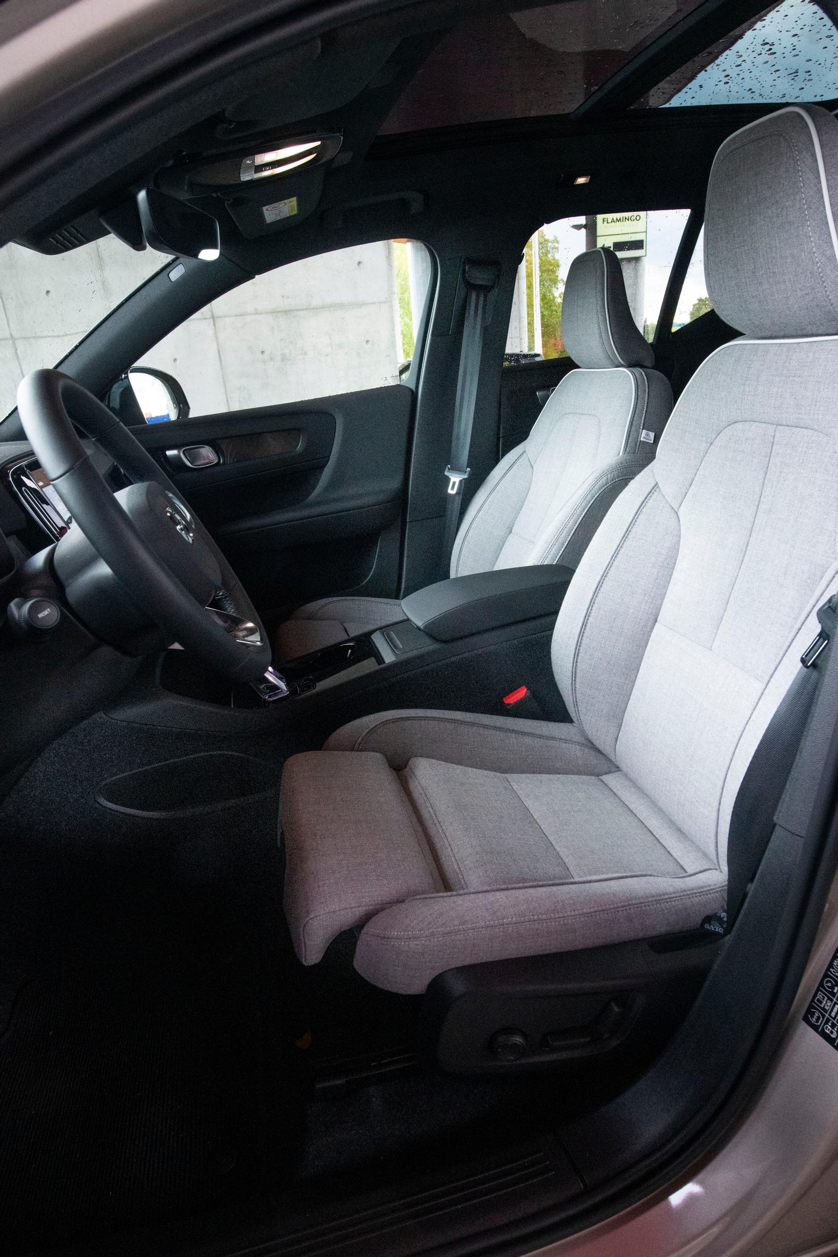 Volvo XC40 Recharge Twin etupenkki