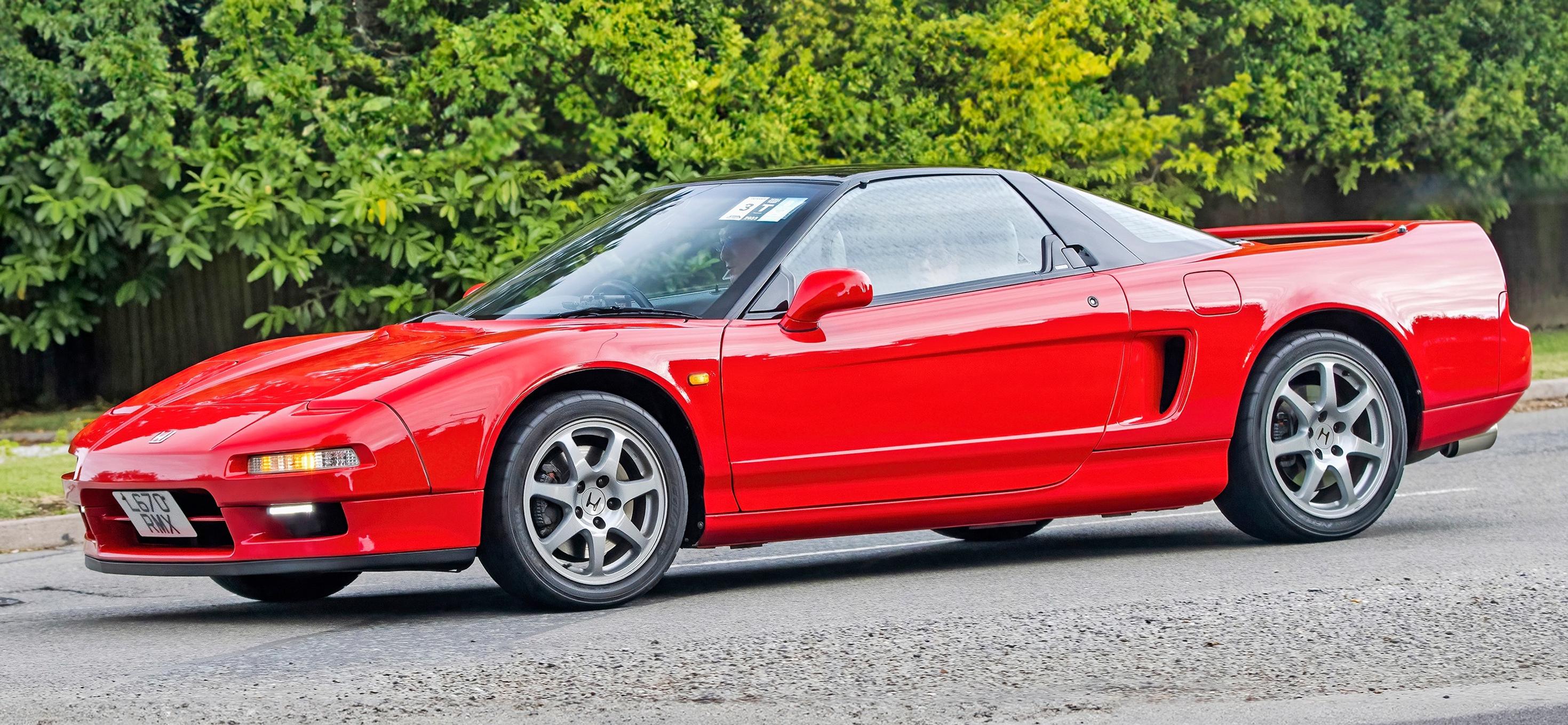Urheiluauto NSX:ää valmistettiin vuosina 1990-2005. Siinä oli V6-moottori ja noin 280 hevosvoimaa. 2016 julkistettiin uusi versio.
