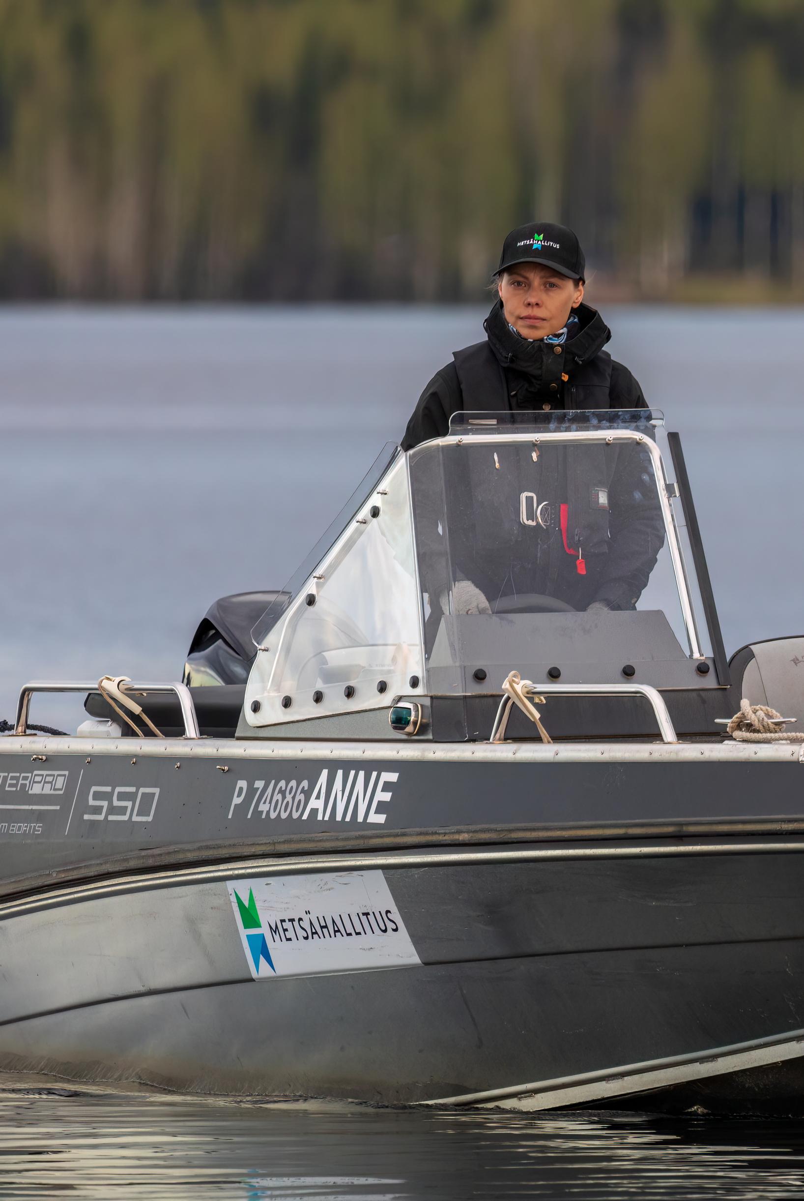 Metsähallituksen erityisasiantuntijana Riikka Alakosken on pitänyt opetella ajamaan venettä.