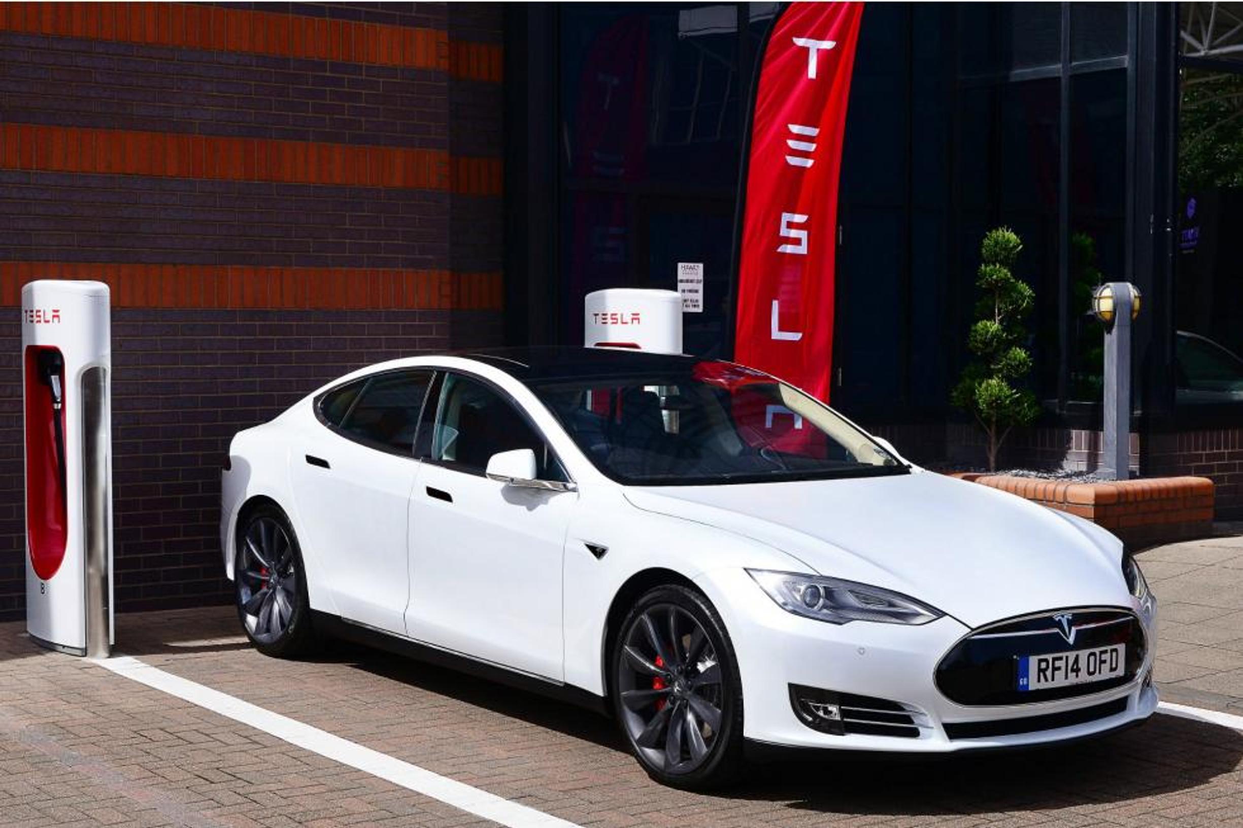 Tesla: Kiistää jättialennukset – ”Jokainen Tesla-asiakas maksaa saman hinnan autostaan, piste”