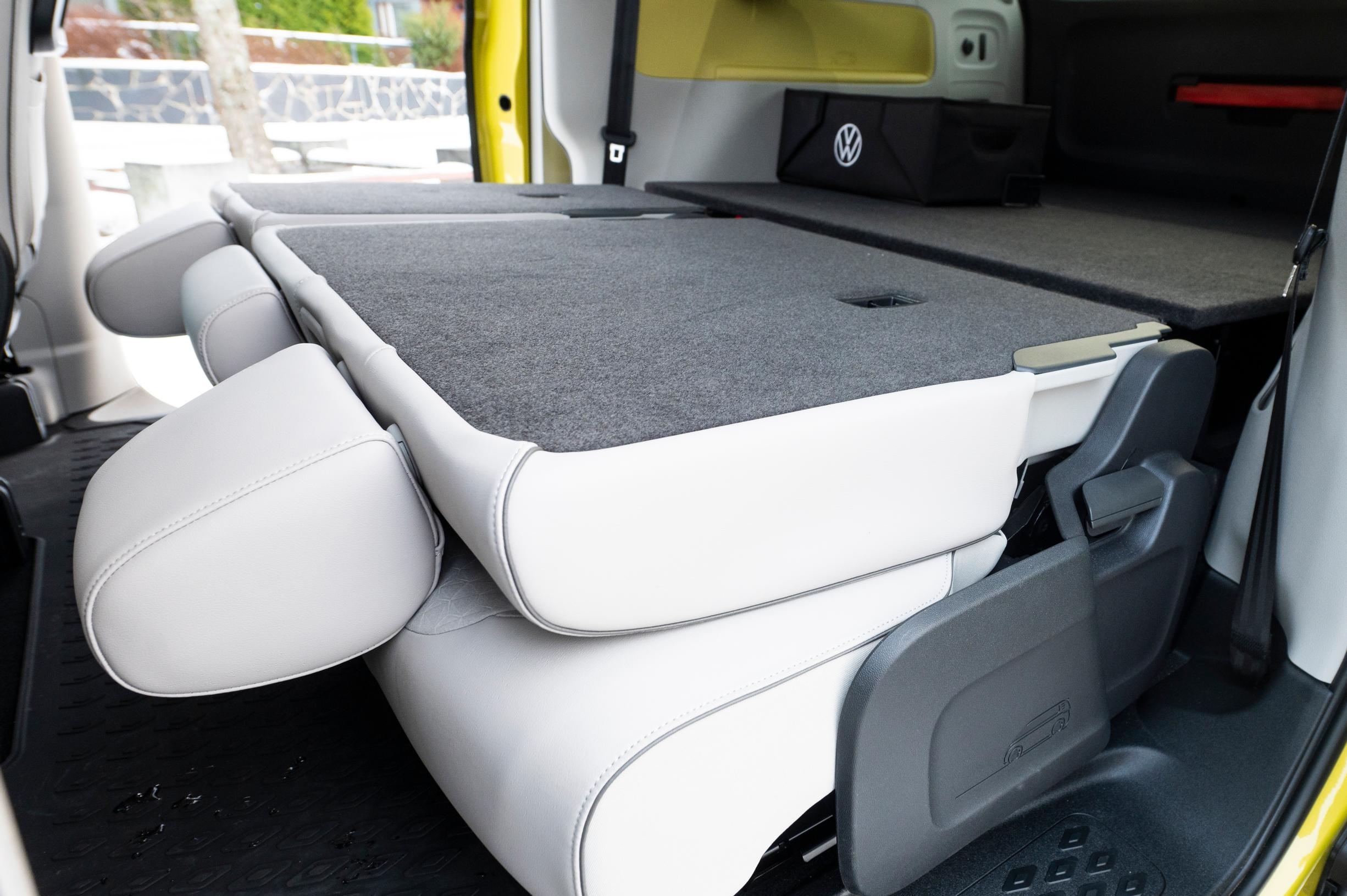 Volkswagen ID. buzz 150 kW Pro Business 77 kWh takapenkki ja takaluukku