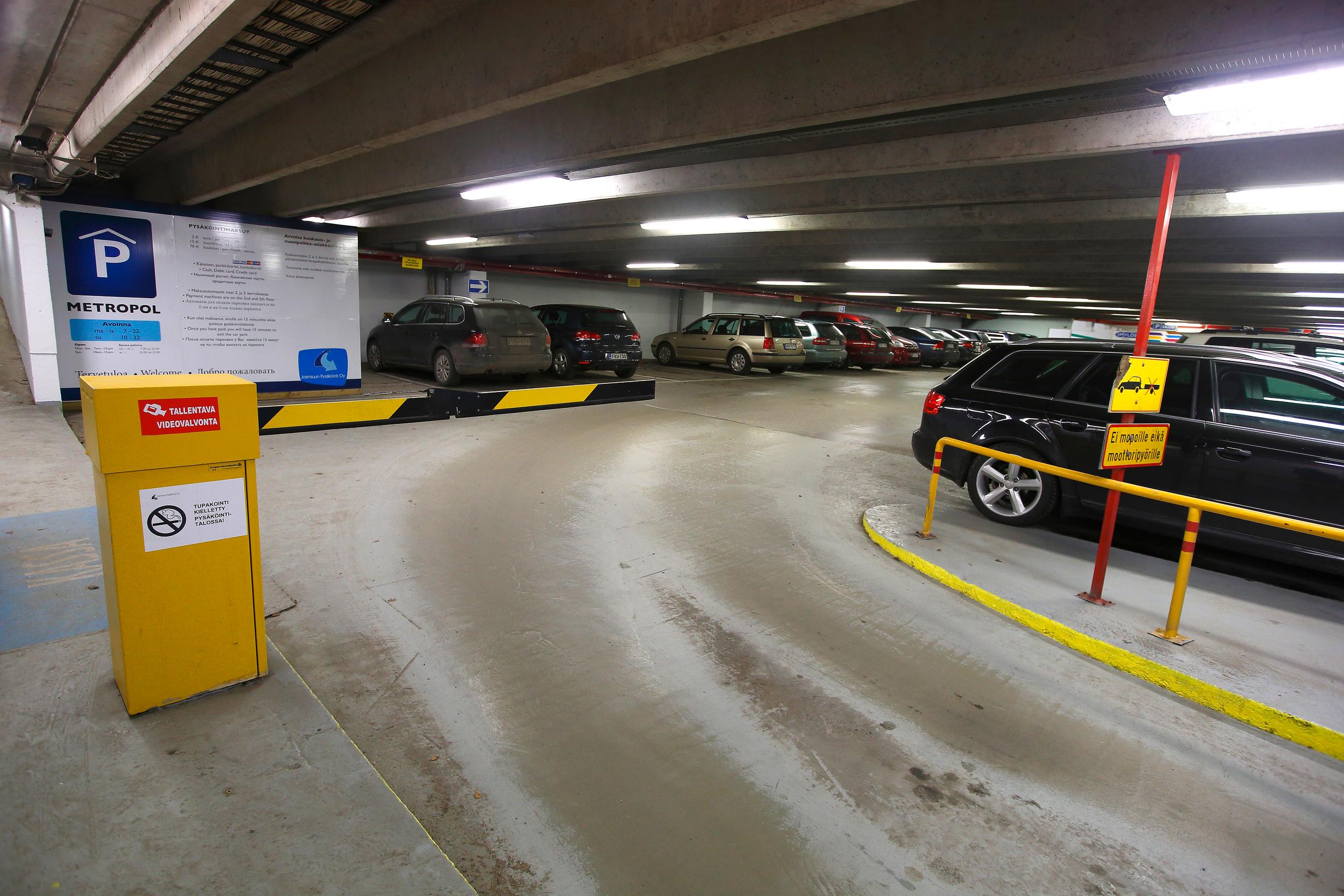 Kysely: Joka kolmas autoilija jättää parkkipaikkakolhun korjaamatta