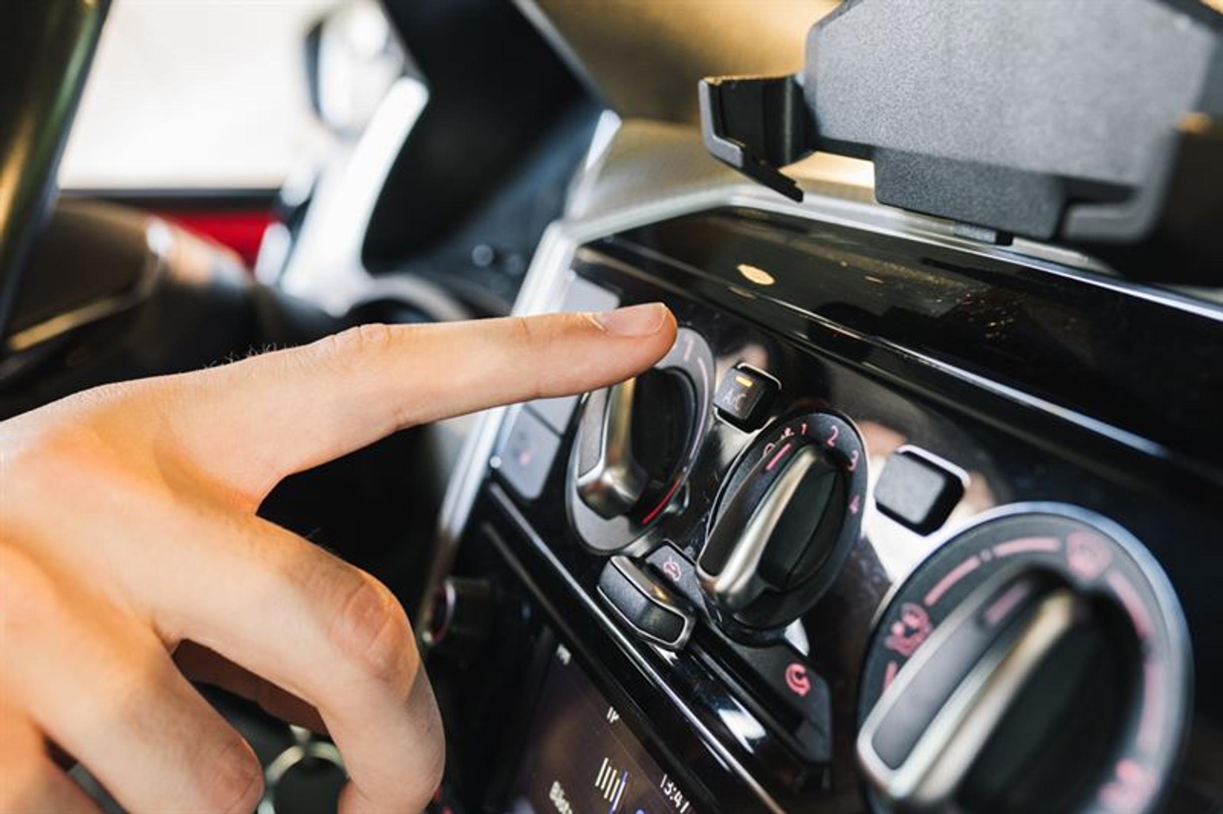 Automyyjä kertoo millaisia ongelmia helle voi autolle aiheuttaa