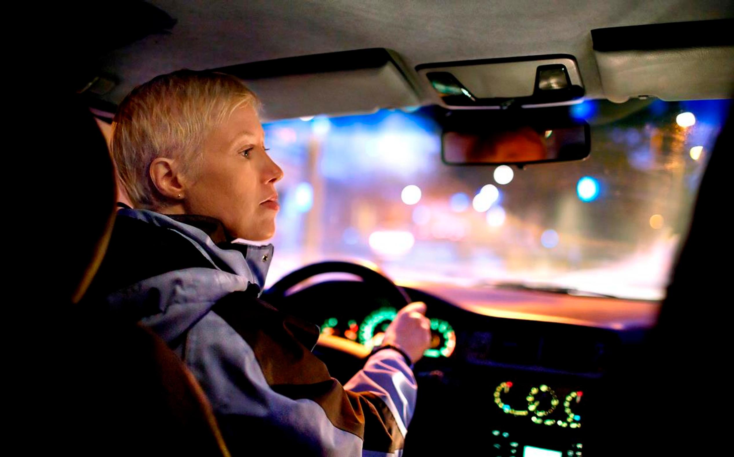 Yli puolet autoilijoista pelkää pimeää