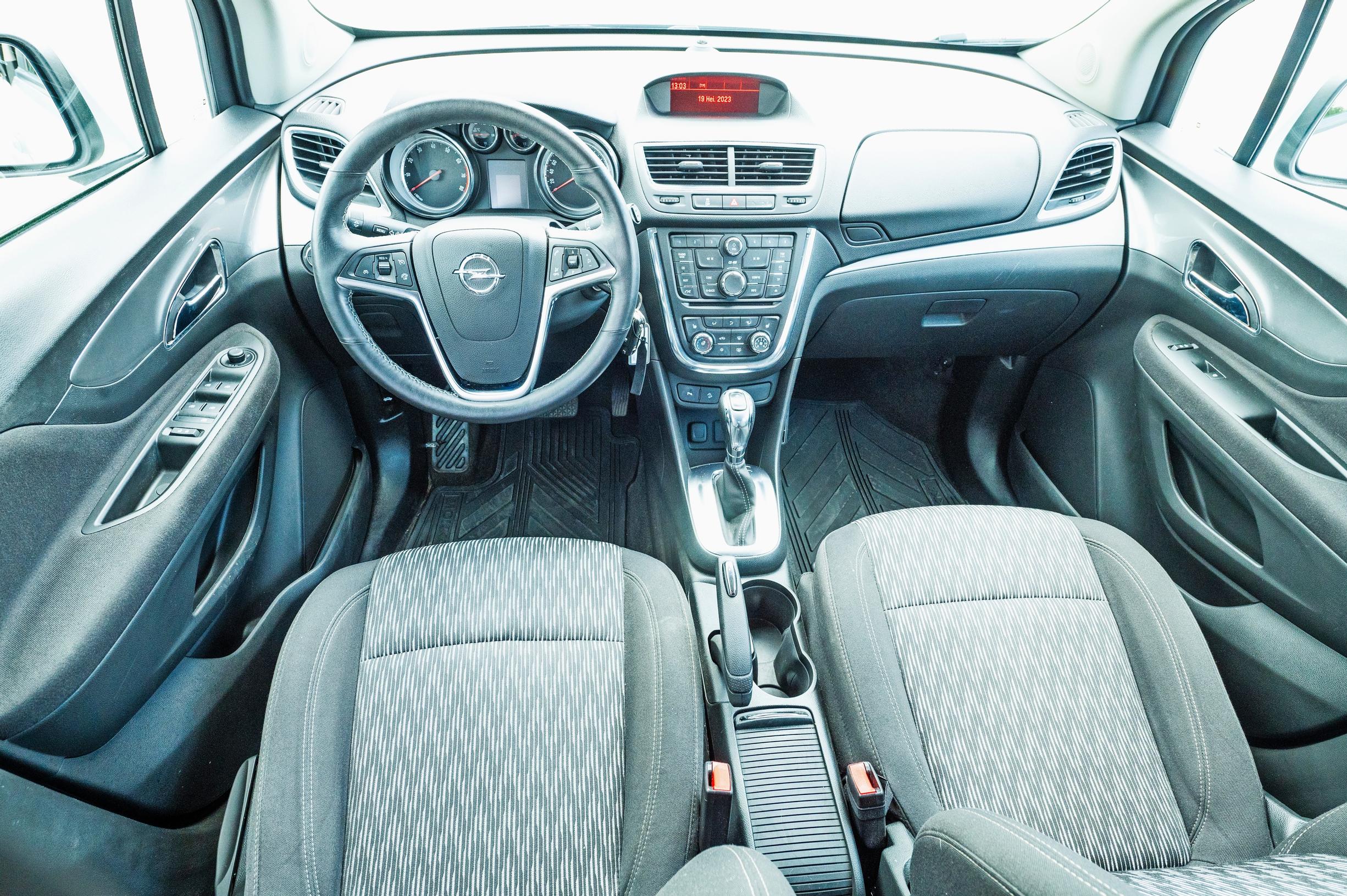 Opel Mokka pitää sisällään toimivan kojealaudan. Ei hipaisukytkimiä, mikä on hyvä asia.