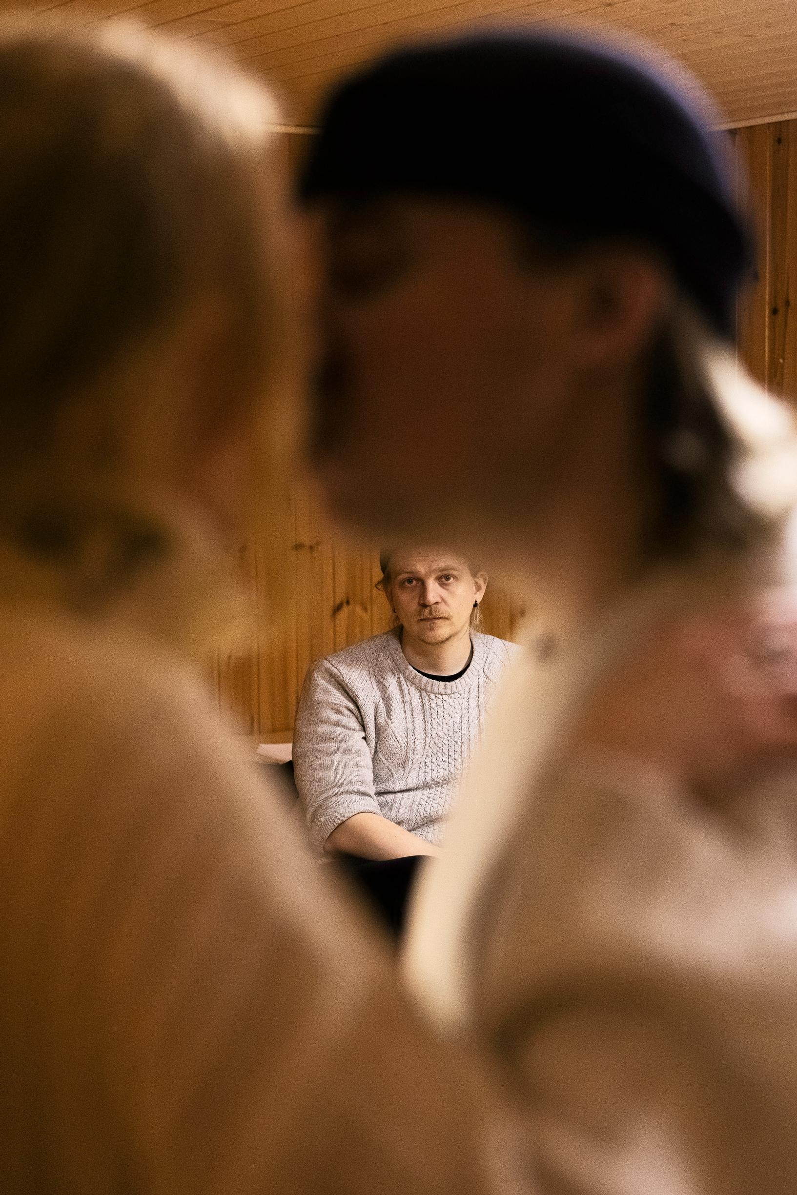 Maailma tarvitsee Pörsänmäkiä – Topi Marin palasi kotiin ja perusti teatteriryhmän Jaakko Tepon maisemiin