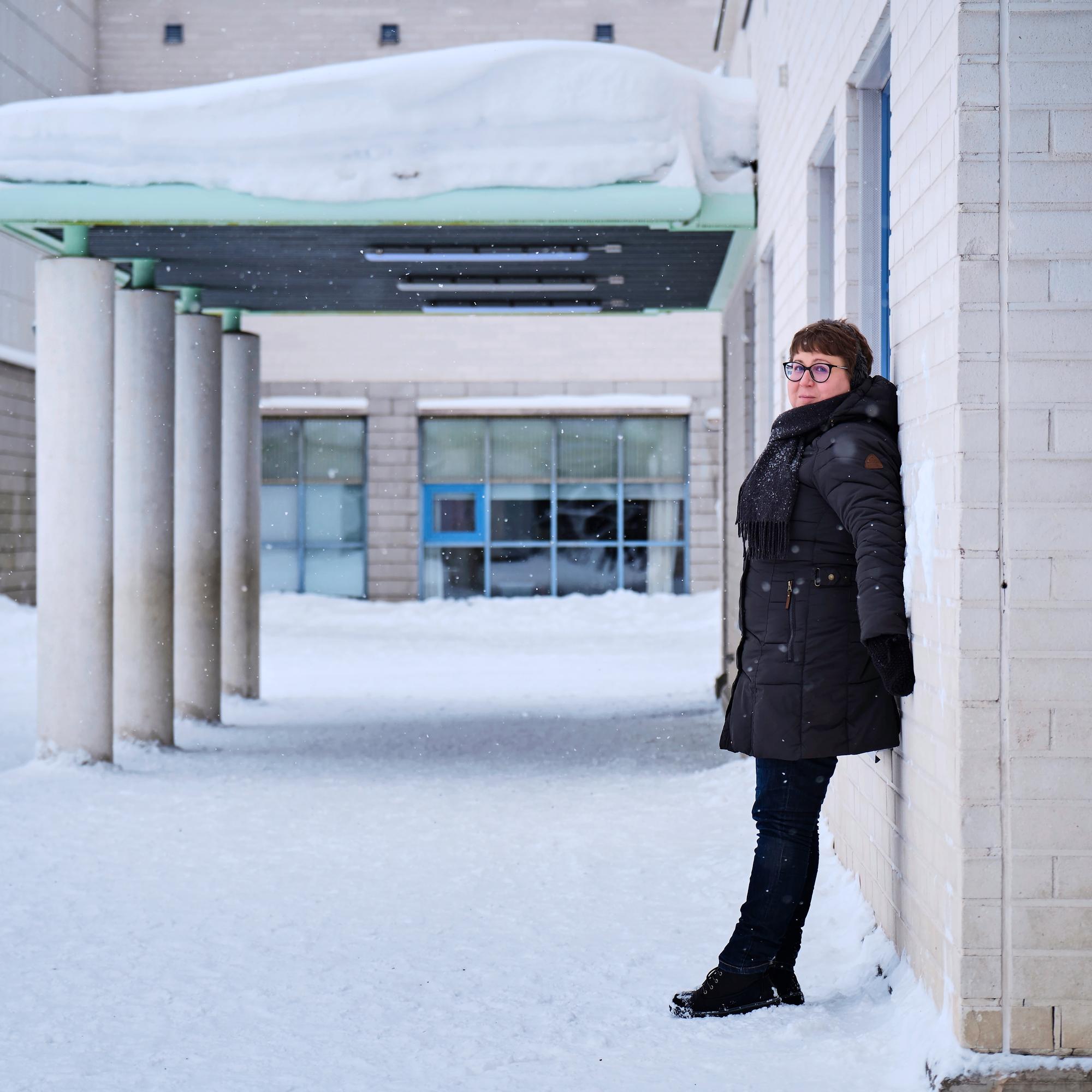 Koulukiusaaminen jätti Heidiin ahdistuksen, jota hän on purkanut terapiassa pitkään – Miksi kipeään selkään saa helpommin apua kuin kipeään mieleen?