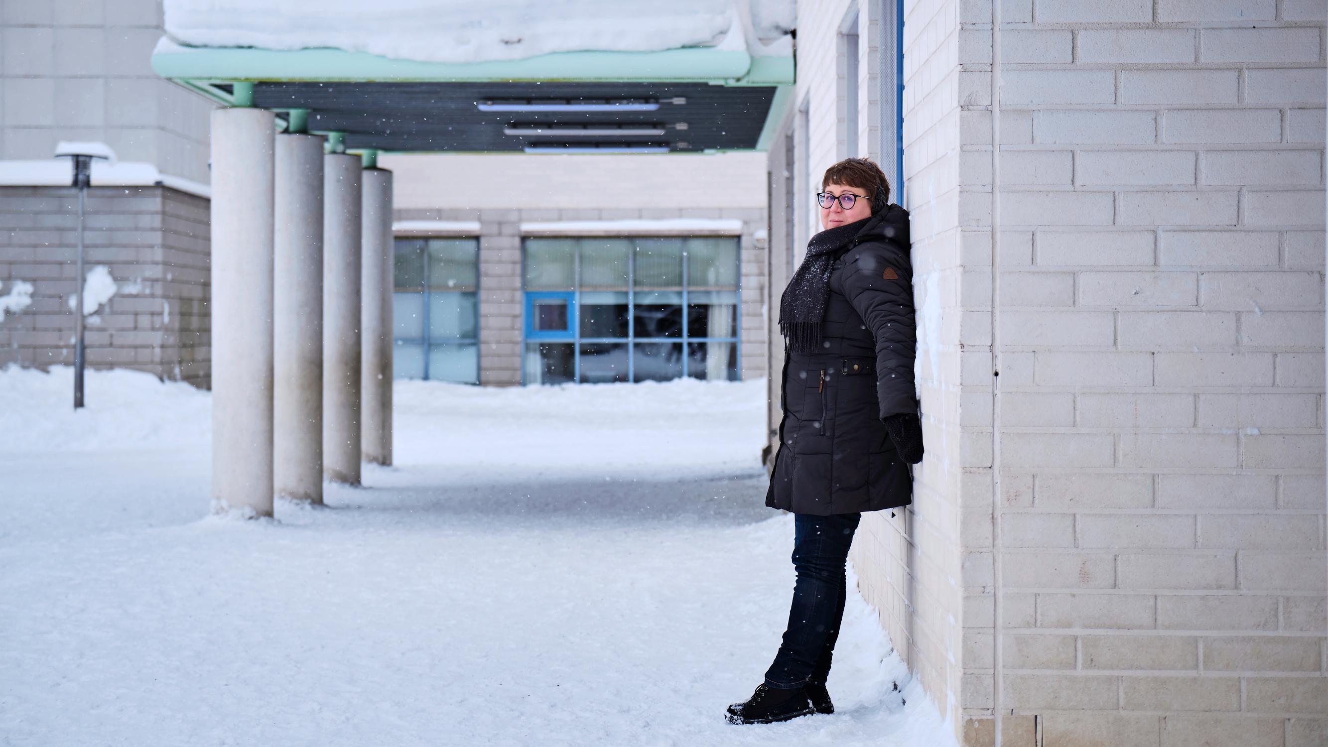Koulukiusaaminen jätti Heidiin ahdistuksen, jota hän on purkanut terapiassa pitkään – Miksi kipeään selkään saa helpommin apua kuin kipeään mieleen?