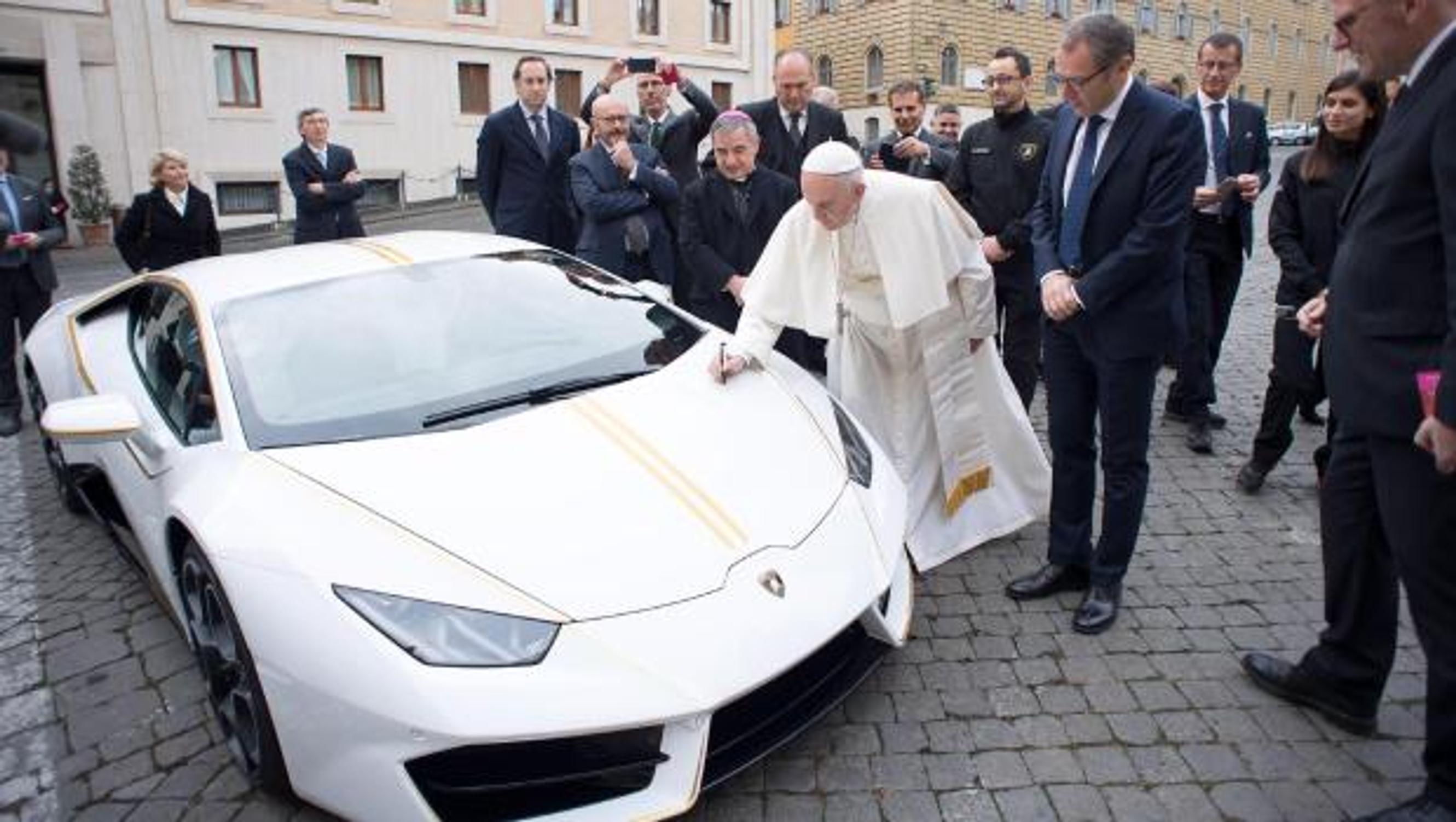 Paavi sai Lamborghini Huracanin - mutta ajaa mieluummin Ford Focuksella