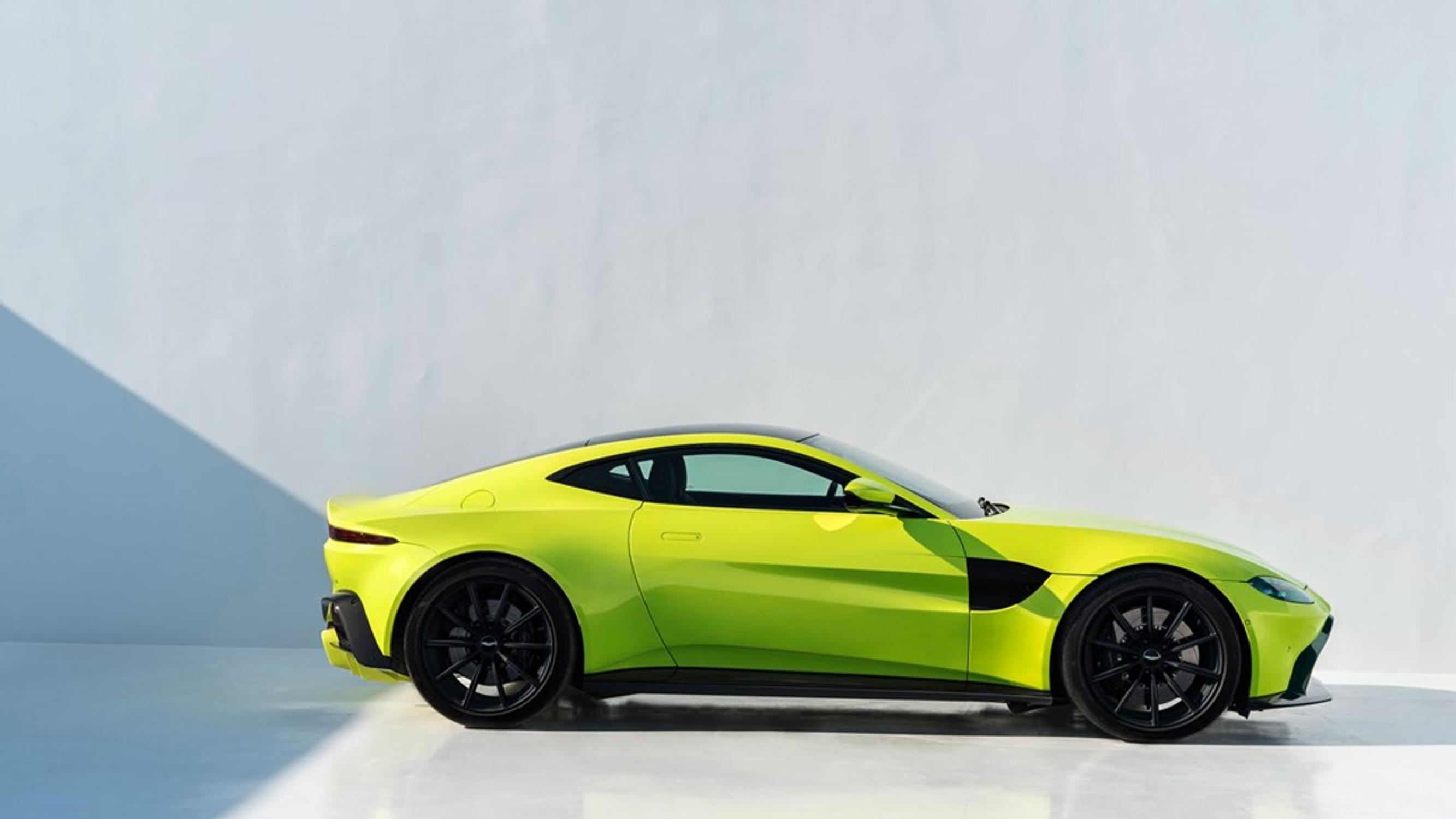 Aston Martin esitteli uuden vihaisen Vantagensa: ”Tavoittelemme nuorempia asiakkaita”