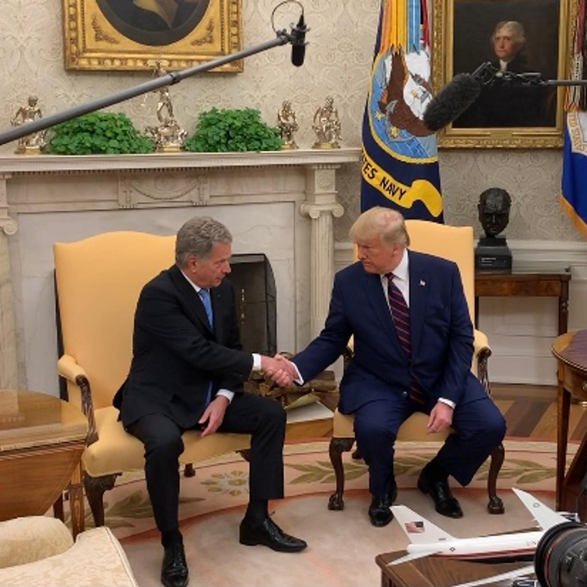 Niinistö ja Trump: Isäntä sätti vastustajiaan, kehui itseään ja marssi kesken kaiken ulos – ”Joka pöydässä on tapansa”