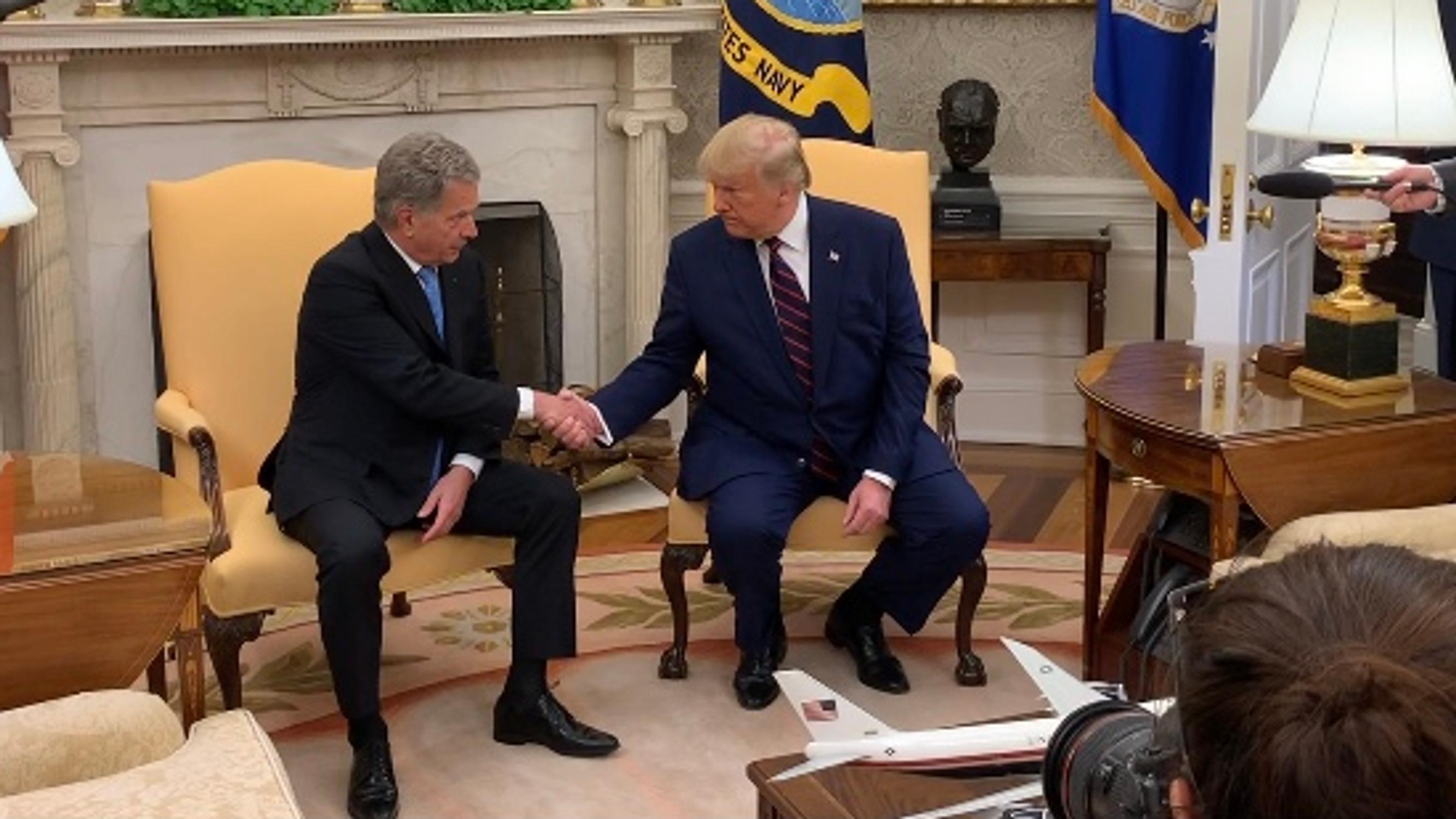 Niinistö ja Trump: Isäntä sätti vastustajiaan, kehui itseään ja marssi kesken kaiken ulos – ”Joka pöydässä on tapansa”
