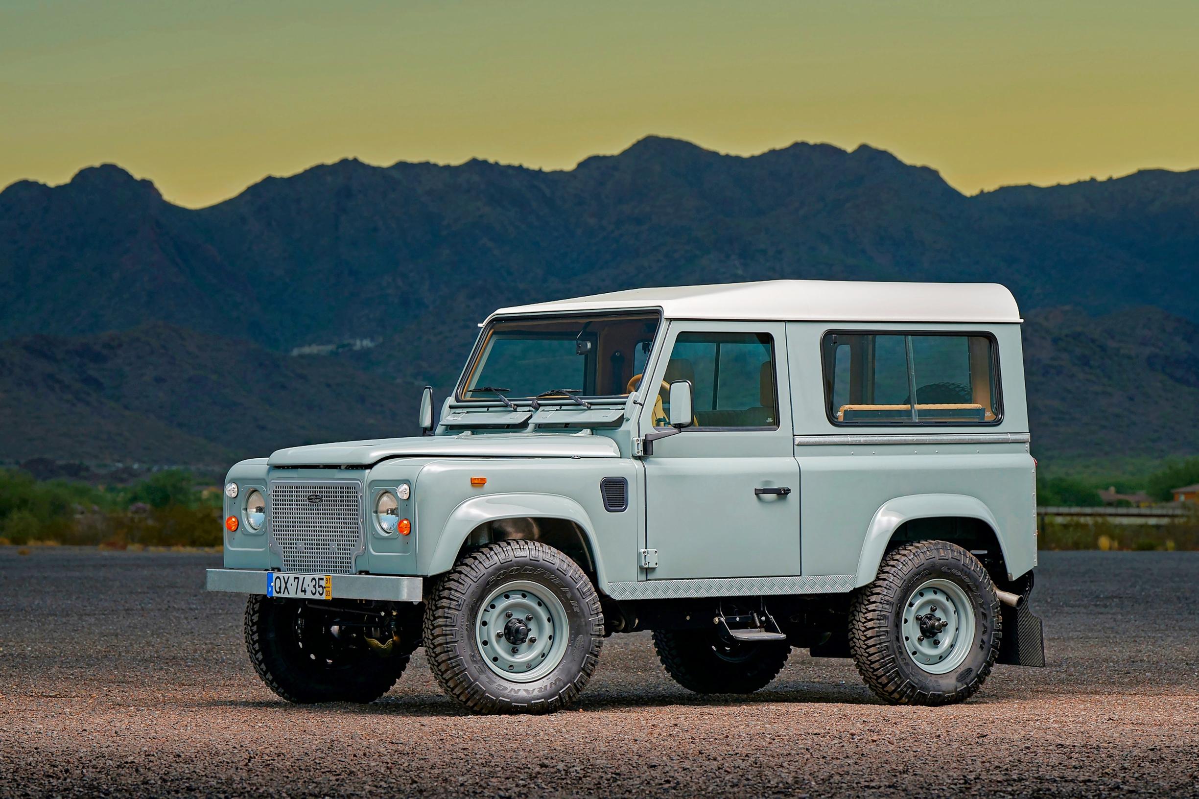 Land Rover – Alkuperäismallinen Lantikka on yksi legendaarisimmista brittiautoista. Siinä oli erillinen runko ja alumiinikori. Menee vaikka puuhun.