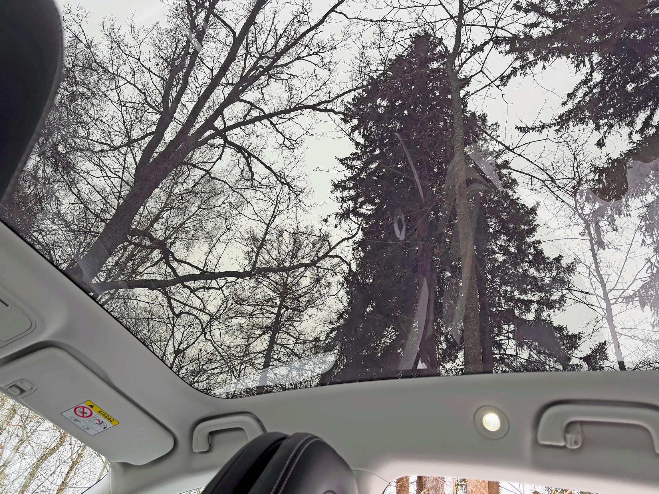 Smart #3:n lasinen panoraamakatto on tuonut talven synkkinä kuukausina sisätiloihin mukavasti valoa ja iloa – ainakin silloin harvoin, kun aurinko on sattunut paistamaan.