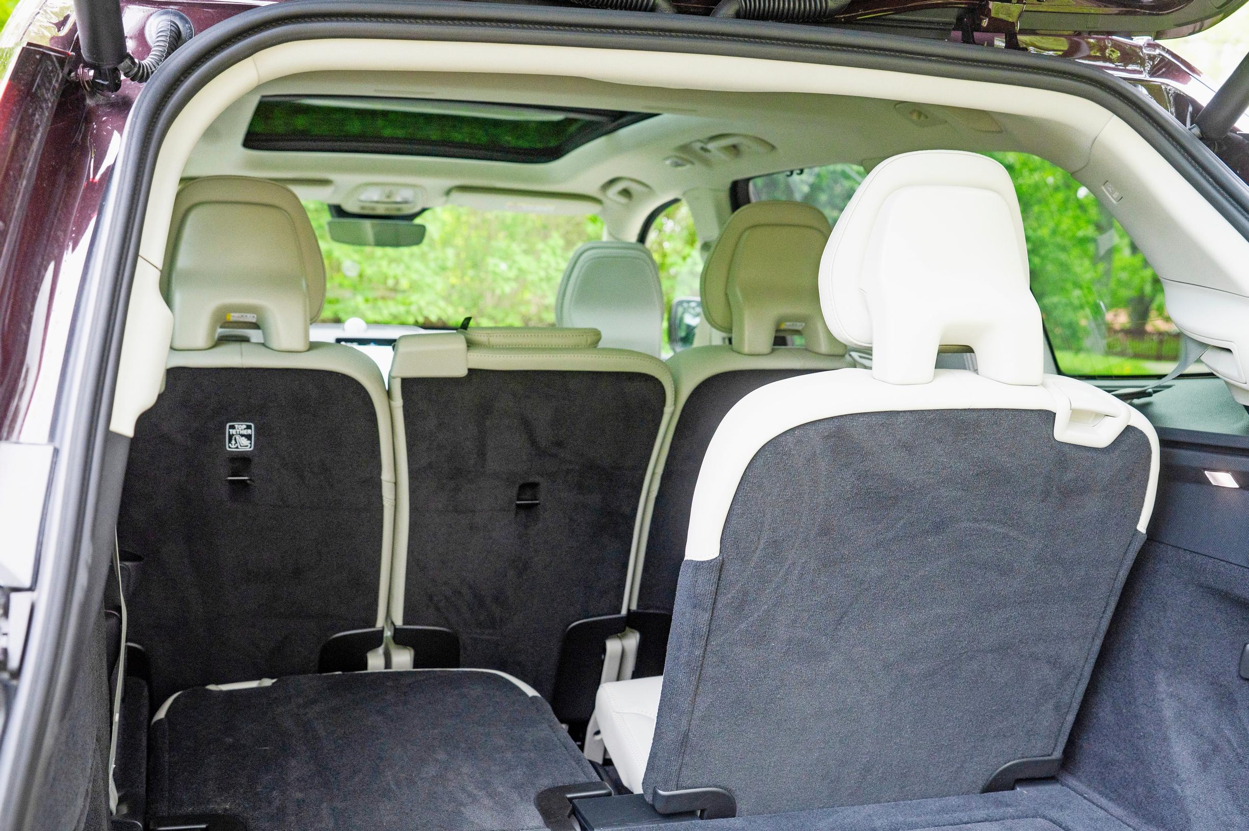 Volvo XC90:n tavaratilan pohjalla on piilossa kaksi lisäistuinta.
