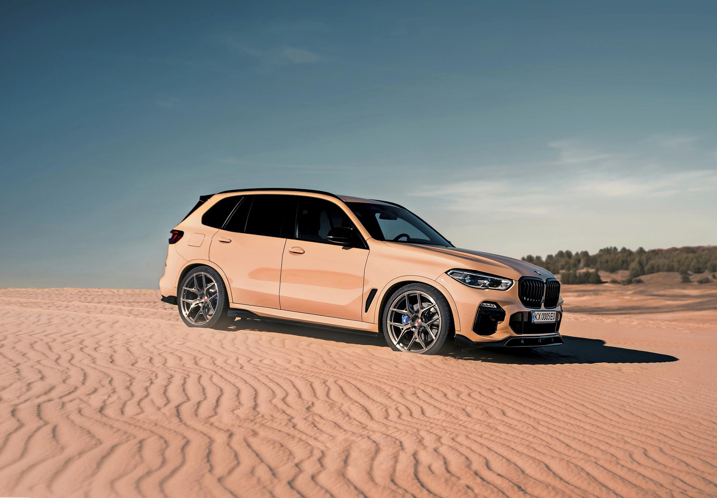 BMW X5. Jos haluaa hiukan öykkäröidä, niin X5 on varma valinta. Kokoa ja luonnetta riittää vaikka muille jakaa.