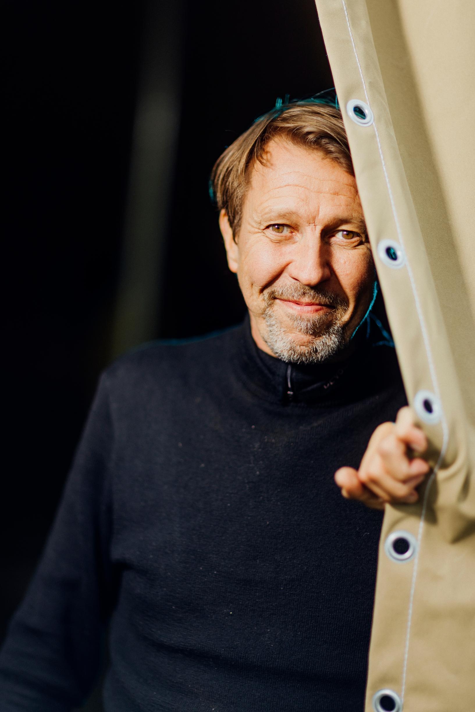 Martti Suosalo perusti kiertävän teatterin, jolle piti löytää täydellinen teltta – Lähdimme mukaan teltanhakureissulle