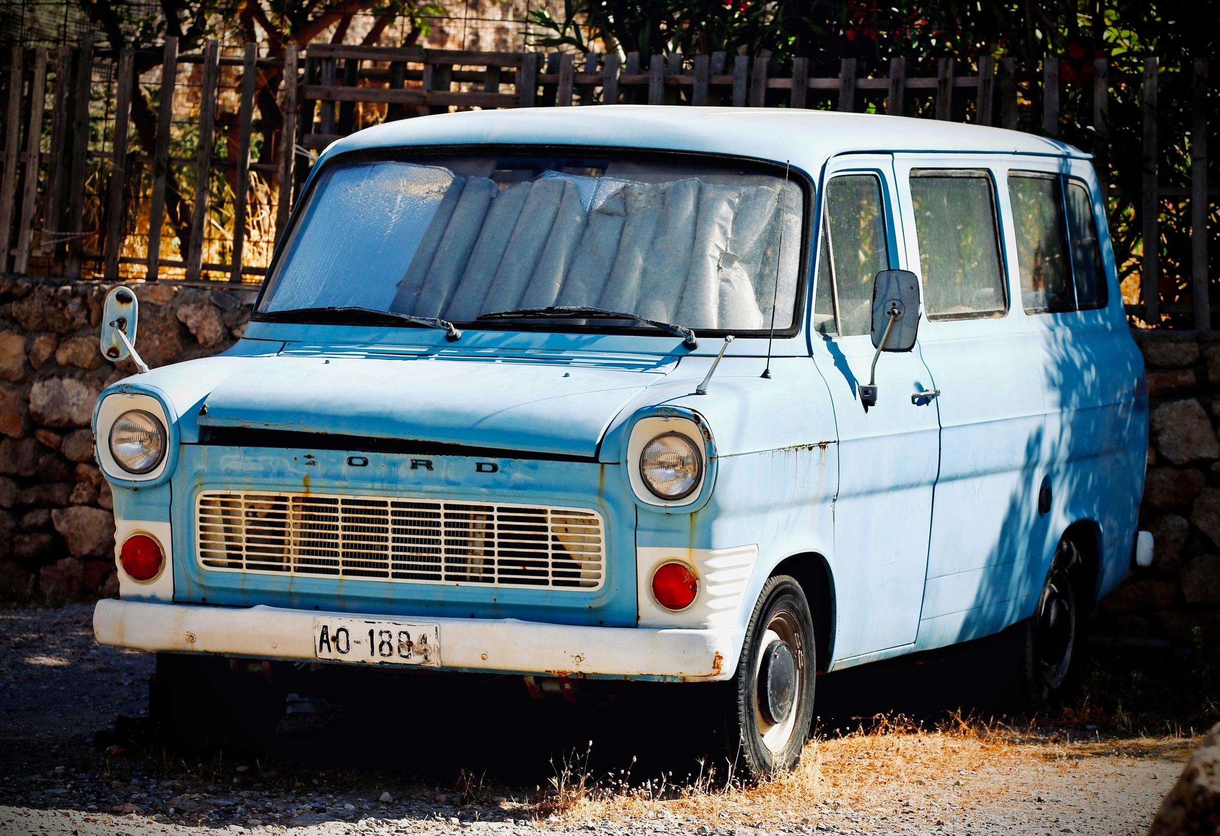 FORD TRANSIT. Tämä työjuhta on siirtynyt jo lopulliseen lepoon.