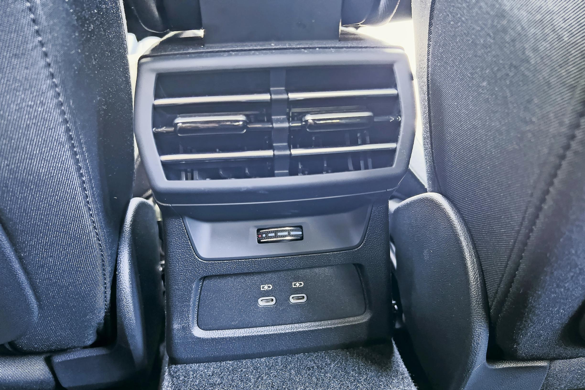 Audi A3 Allstreetin takapenkkiläisiä hemmotellaan omilla ilmastointisuulakkeilla ja laturipaikoilla.