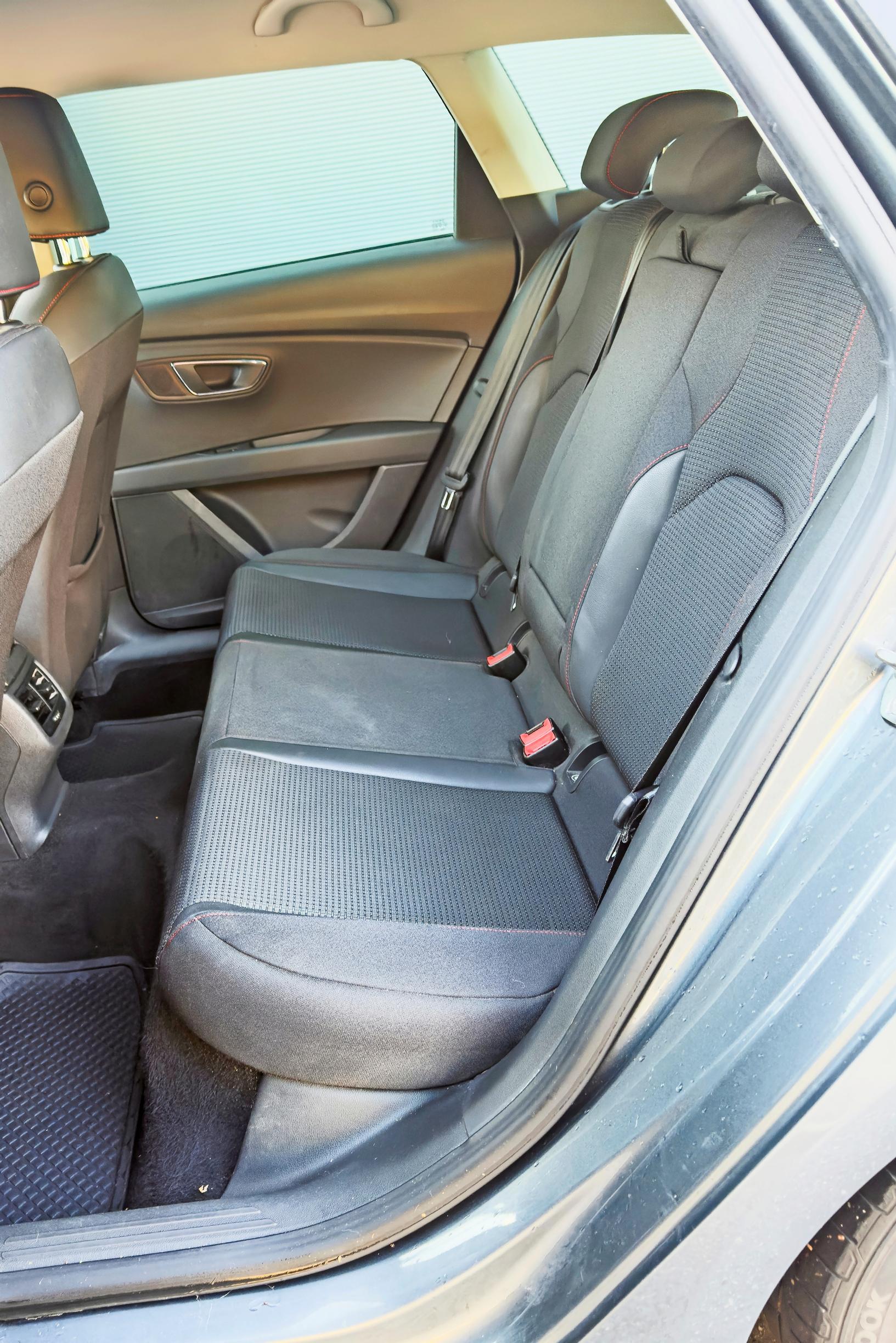 Seat Leon ST:n takana on kohtalaiset, kouluikäisille ihan passelit tilat.
