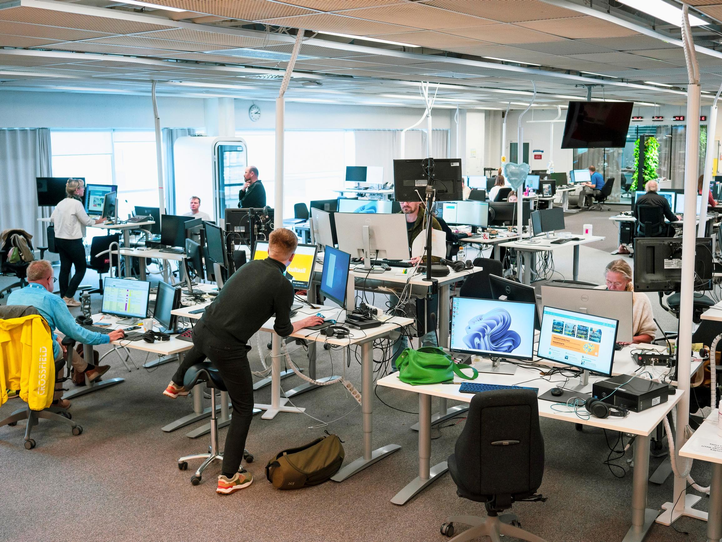 Ylen suomenkielisiä uutislähetyksiä suunnitellaan ja kasataan samassa isossa toimitustilassa Ylen muun uutistoimituksen kanssa.