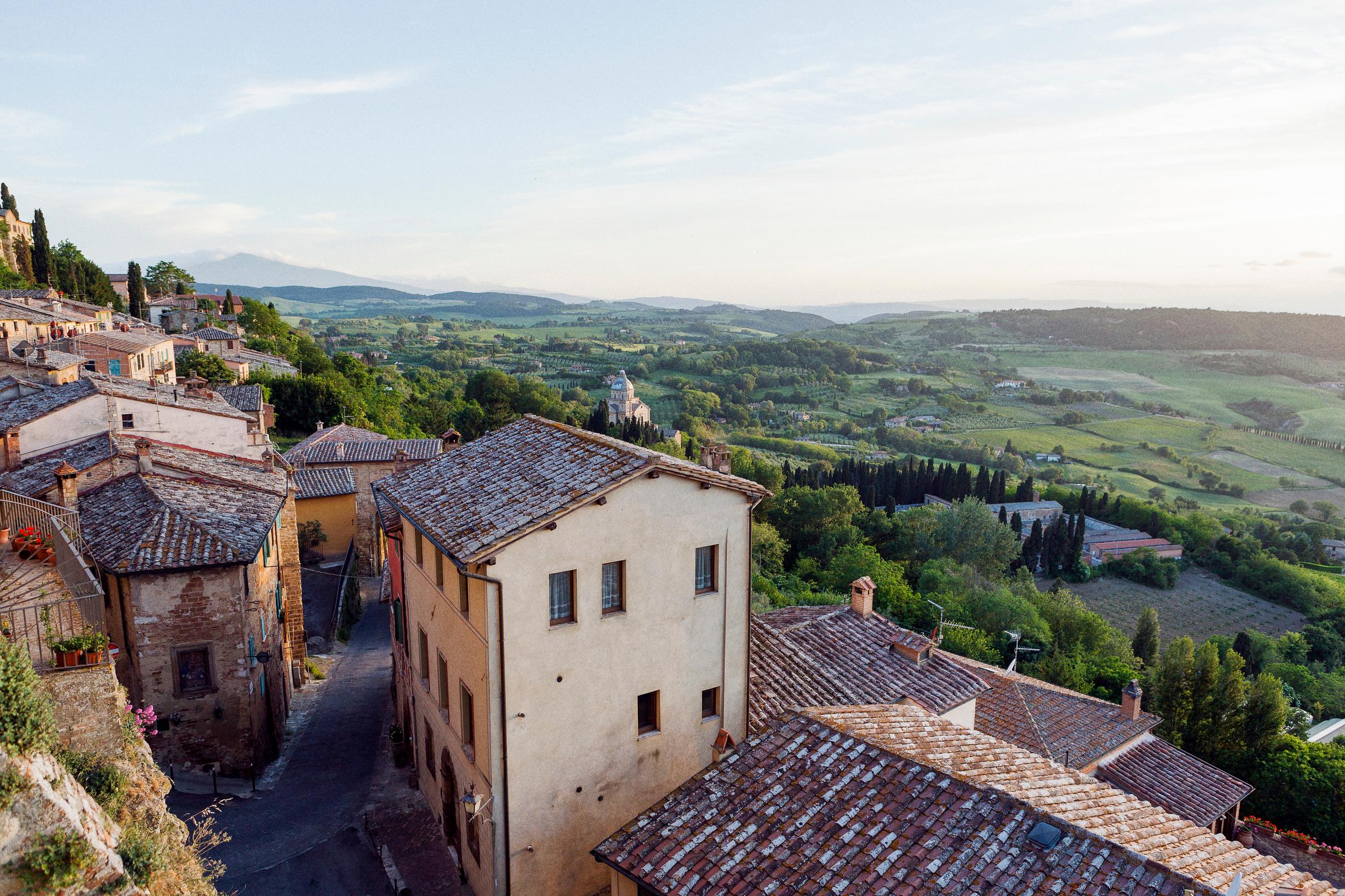 Vuoden 2022 paras matkakirja vie Italian ihanaan Toscanaan
